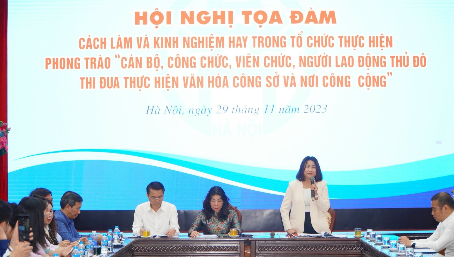 Phát huy vai trò nêu gương của cán bộ, công chức, viên chức Thủ đô - Ảnh 3.