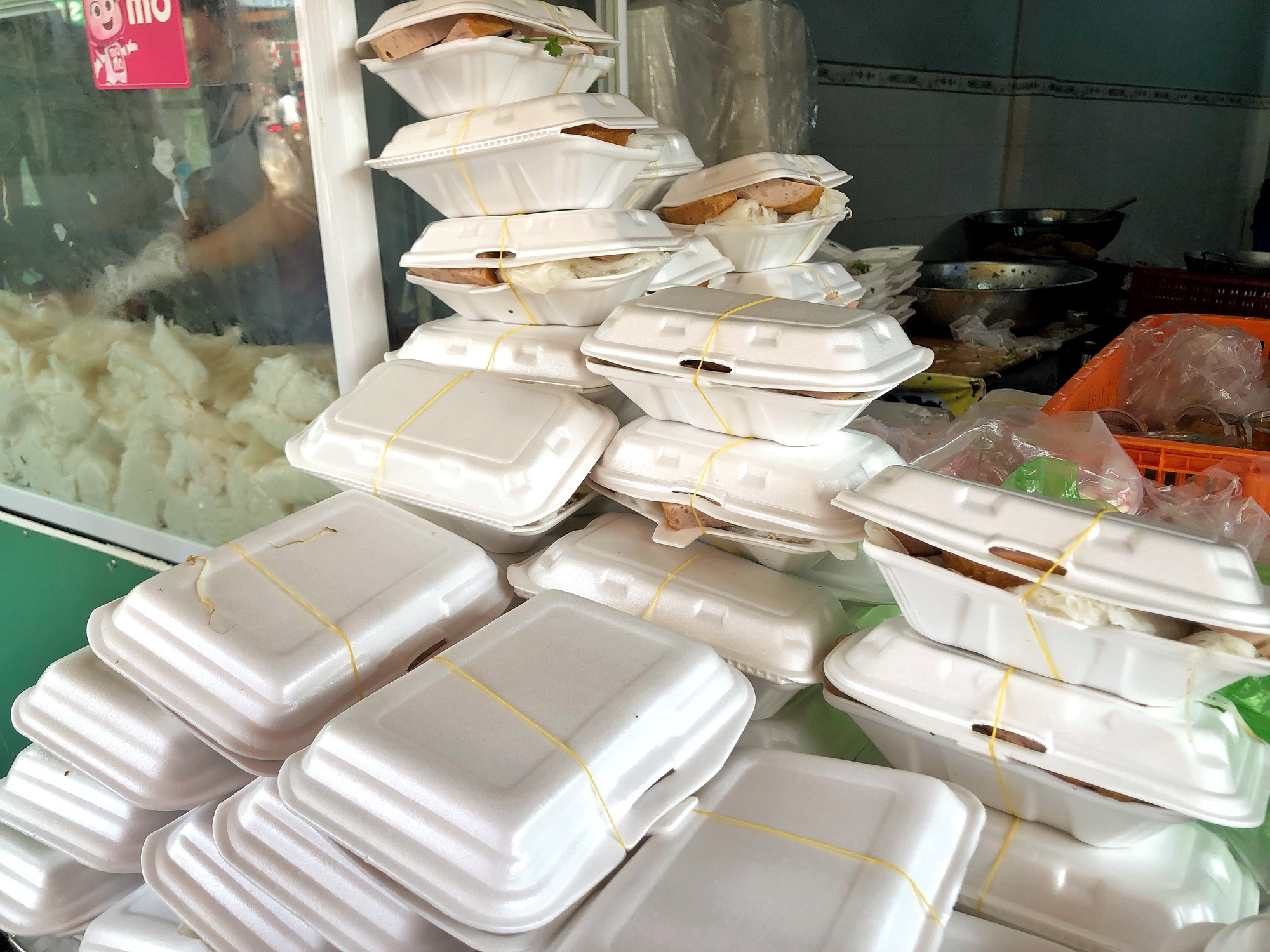 Hàng bánh ướt 25k tràn hộp, mỗi ngày làm 600kg chả vẫn không đủ bán nhưng gây tranh cãi về độ hot là do đâu? - Ảnh 3. Hàng bánh ướt 25k tràn hộp, mỗi ngày làm 600kg chả vẫn không đủ bán nhưng gây tranh cãi về độ hot là do đâu? - Ảnh 3.