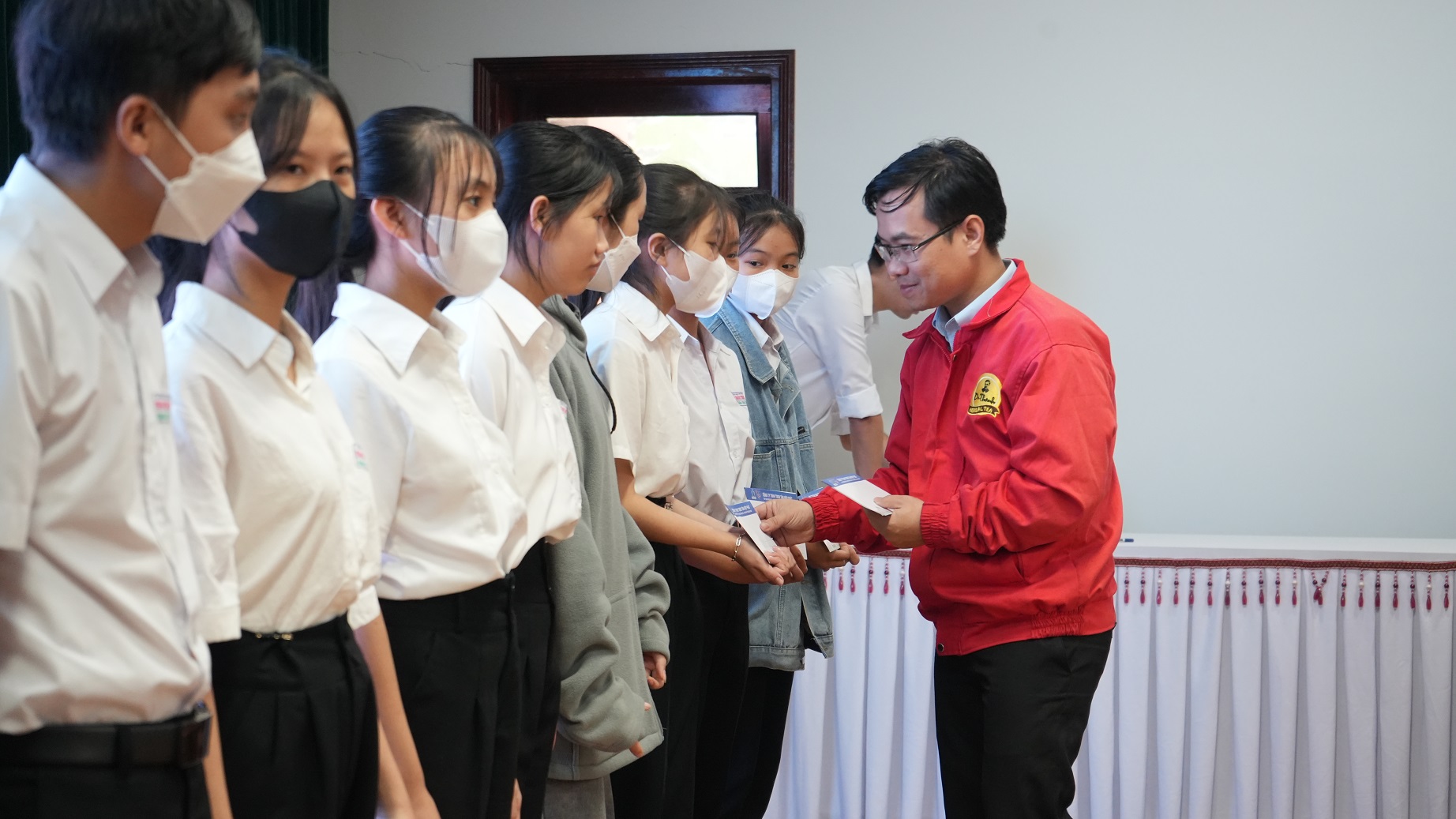 Tân Hiệp Phát nâng bước tới trường cho 150 học sinh tại Quảng Nam: Dù khó khăn đến đâu cũng đừng bỏ cuộc - Ảnh 5.