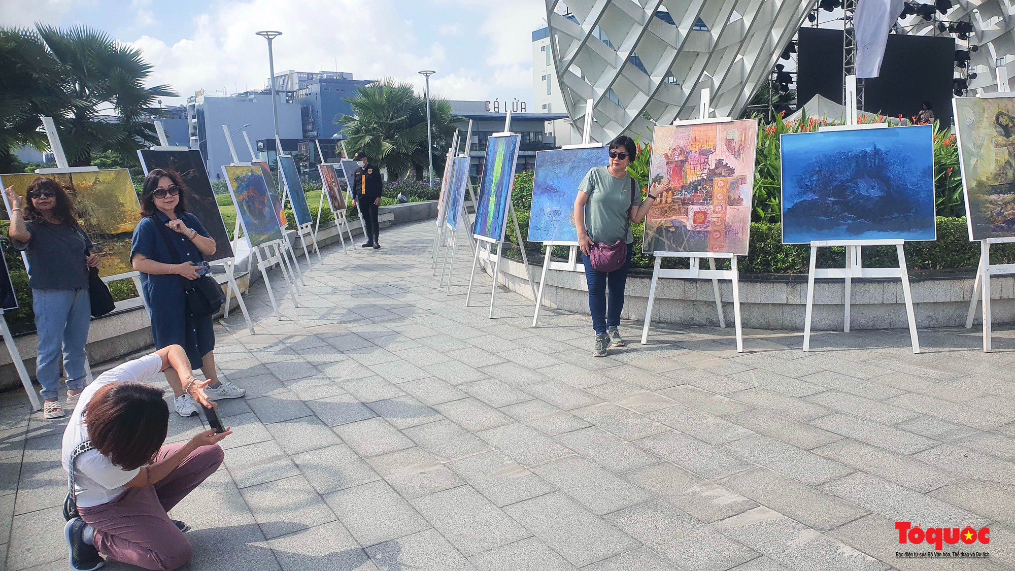 Du khách thích thú “check-in” triển lãm mỹ thuật tại Đà Nẵng - Ảnh 6.
