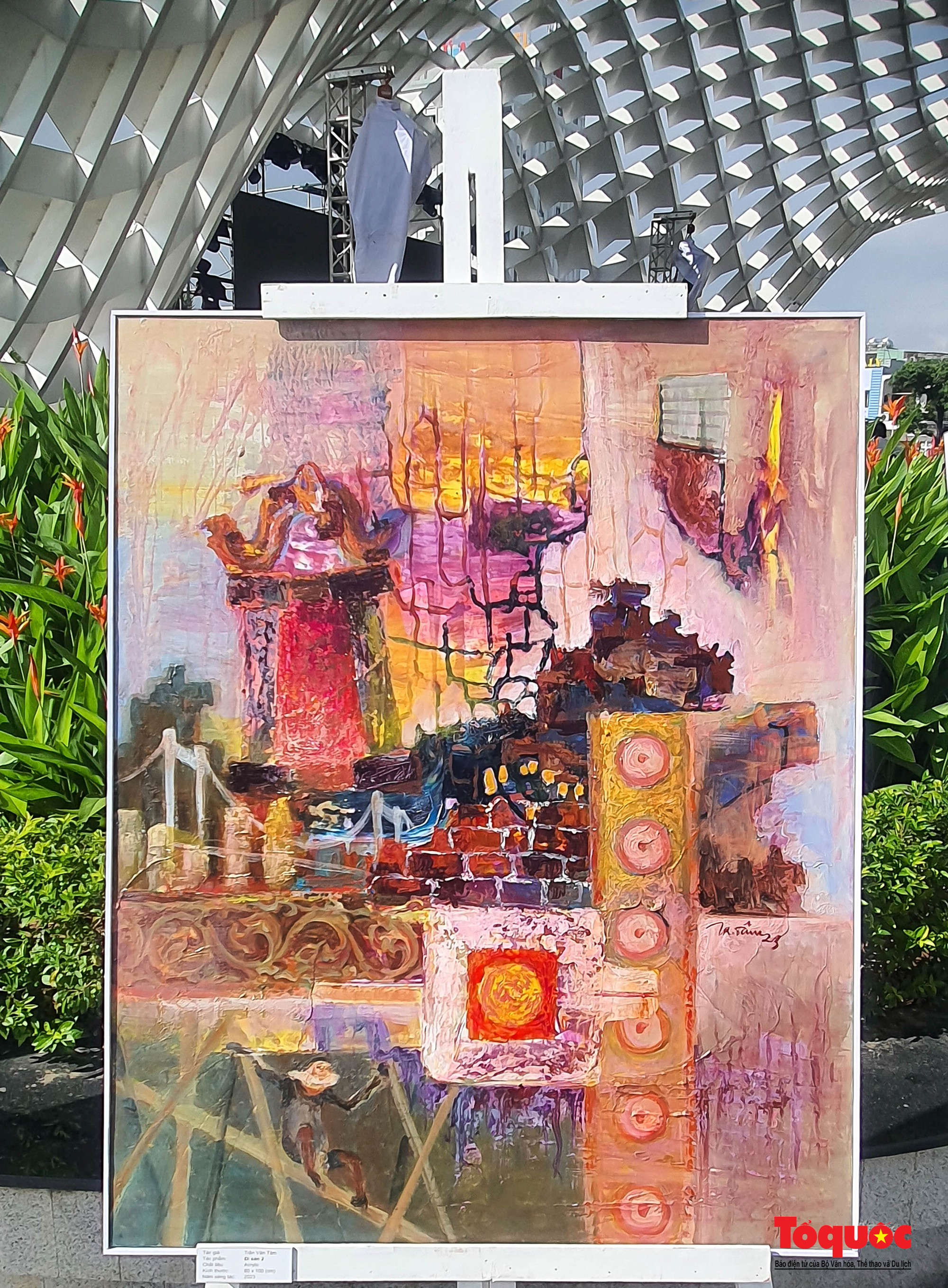 Du khách thích thú “check-in” triển lãm mỹ thuật tại Đà Nẵng - Ảnh 3.