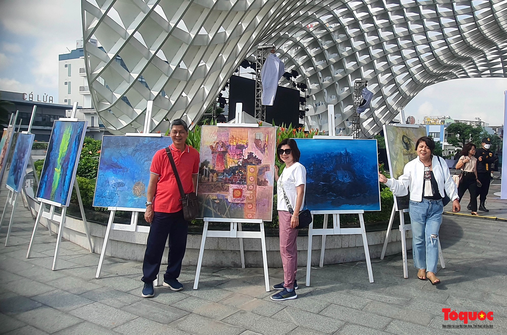Du khách thích thú “check-in” triển lãm mỹ thuật tại Đà Nẵng - Ảnh 7.