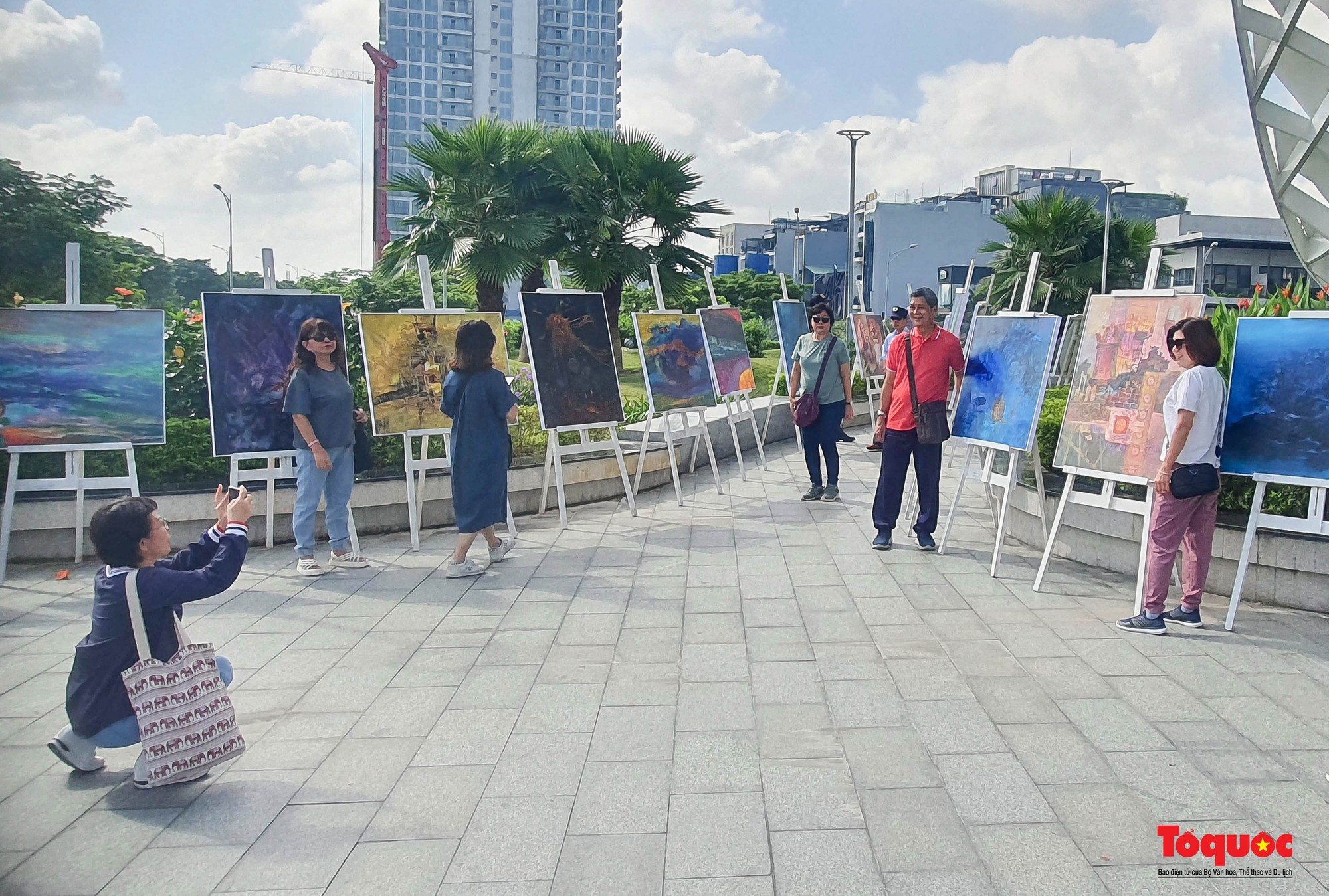 Du khách thích thú “check-in” triển lãm mỹ thuật tại Đà Nẵng - Ảnh 14.