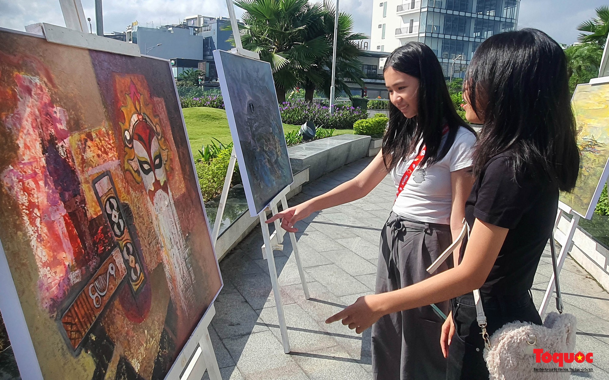 Du khách thích thú “check-in” triển lãm mỹ thuật tại Đà Nẵng - Ảnh 10.