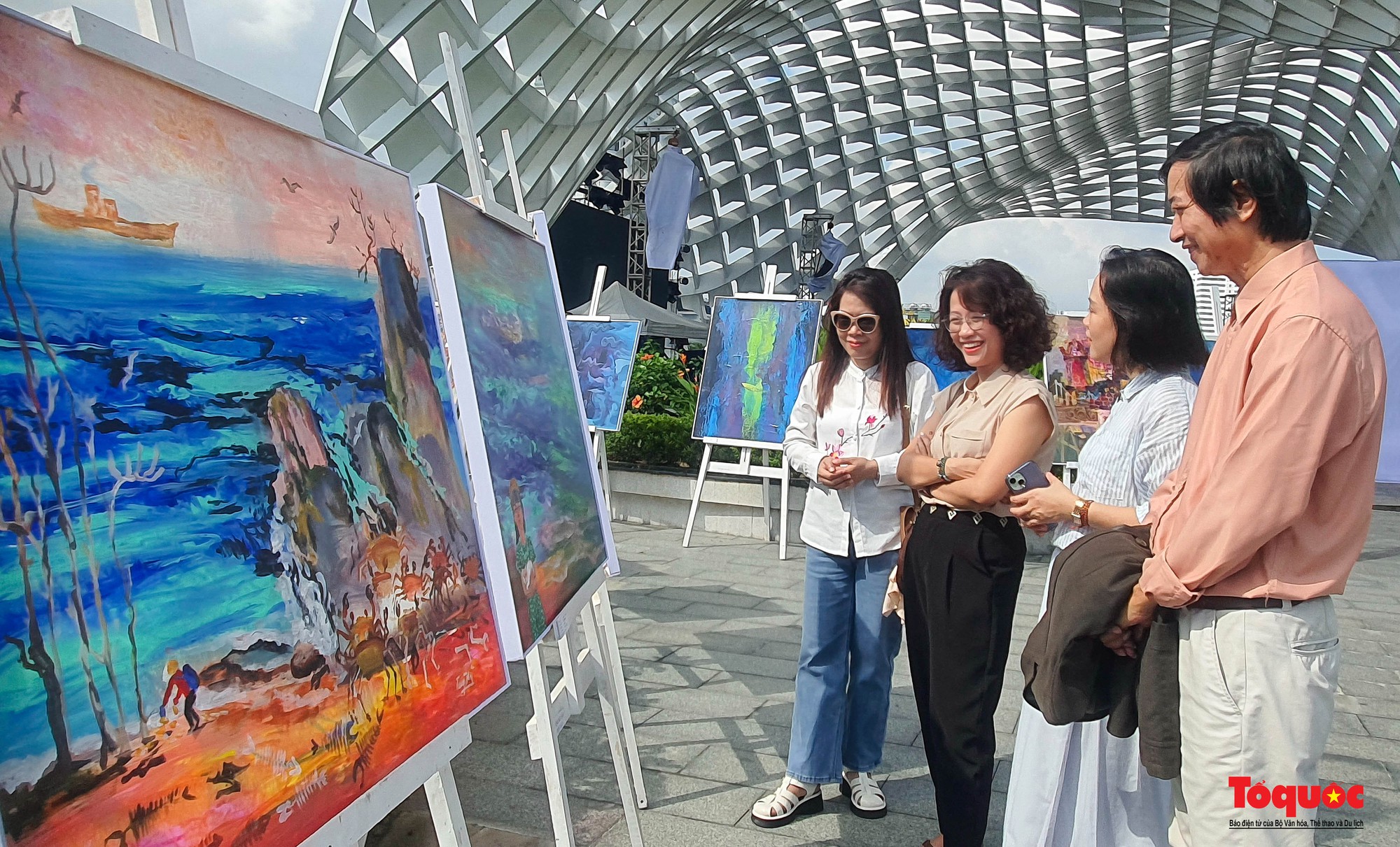 Du khách thích thú “check-in” triển lãm mỹ thuật tại Đà Nẵng - Ảnh 4.