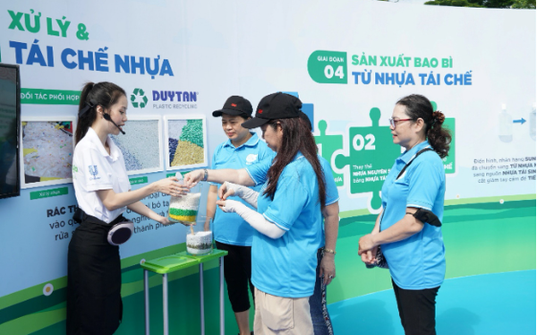 Dự án Kinh tế tuần hoàn nhựa của Unilever đạt giải thưởng Dự án bền vững tại Human Act Prize 2023 - Ảnh 1.