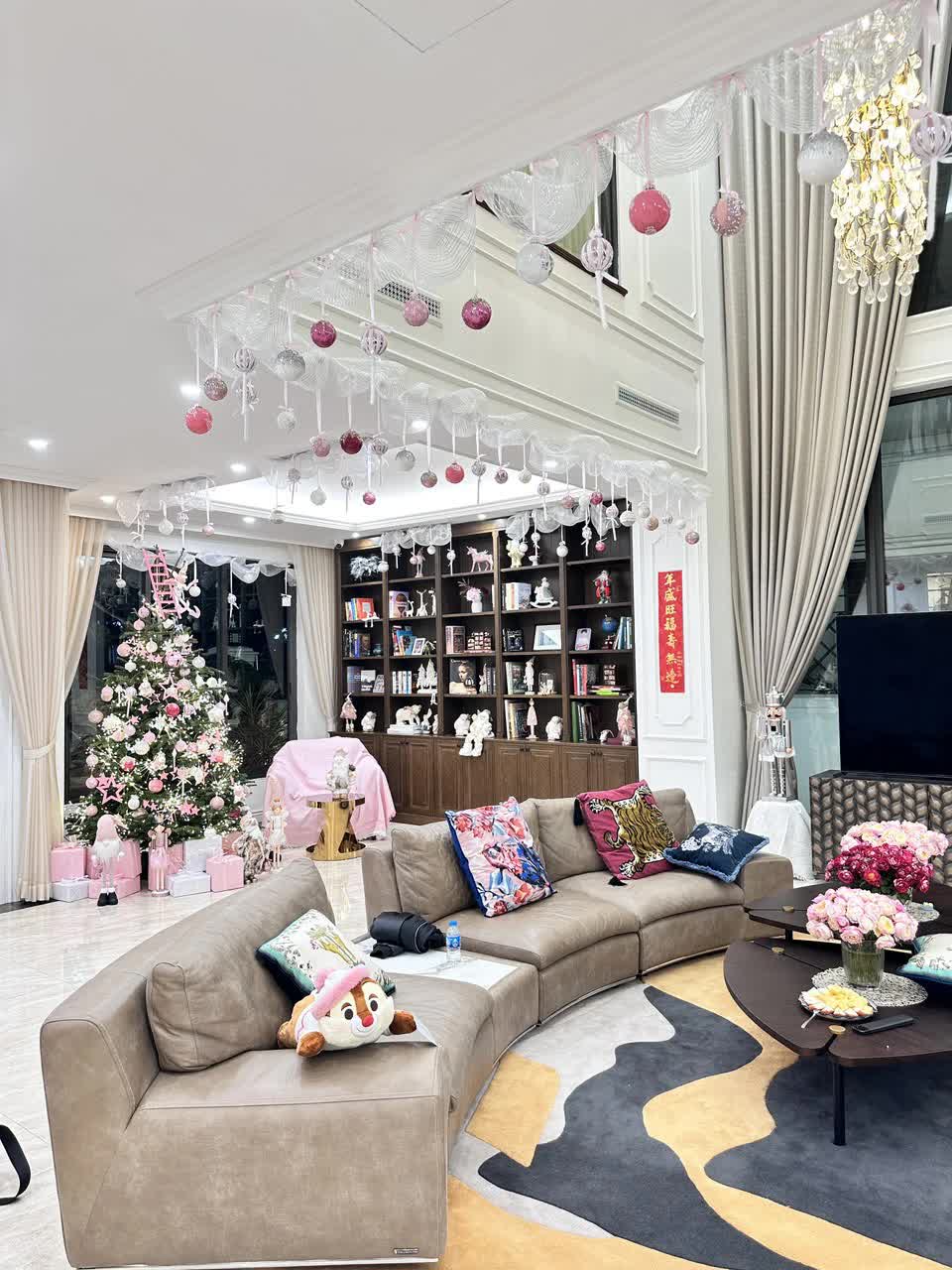 Ngắm ngôi nhà ở quận Long Biên, Hà Nội được trang trí lung linh sắc màu Giáng sinh, đẹp đến từng chi tiết