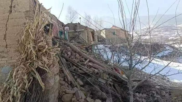Hình ảnh sốc: Ngôi làng Trung Quốc bị nhấn chìm dưới 3 mét bùn sau động đất, hàng nghìn ngôi nhà bị &quot;xóa sổ&quot; trong 1 phút - Ảnh 6.