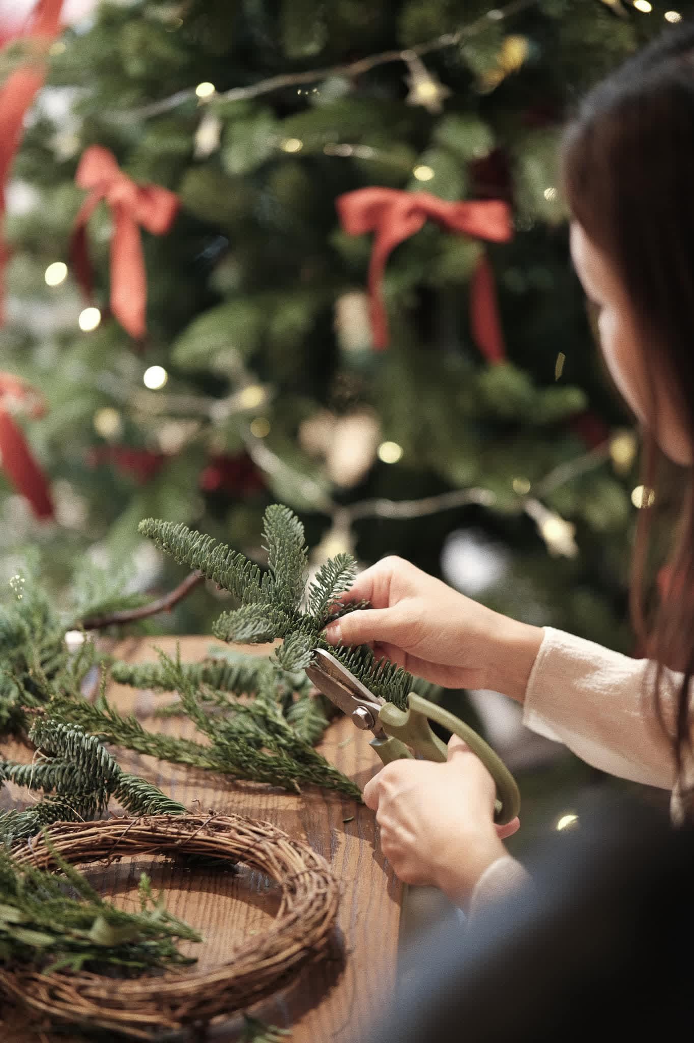 Mê cách mẹ 9x mang không khí Giáng sinh vào nhà: Đơn giản nhưng sang, cây thông trang trí dễ mà vẫn nổi bật