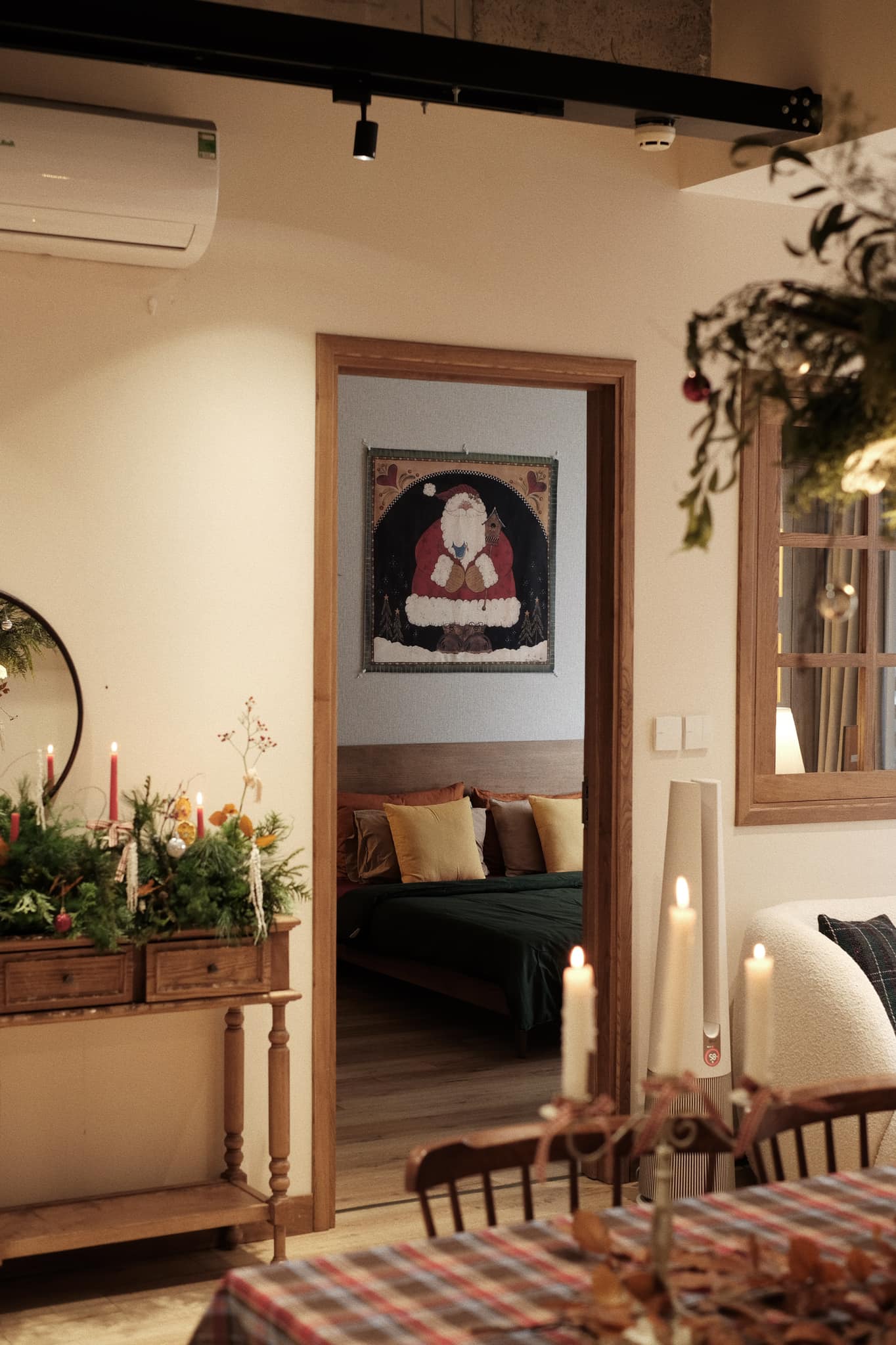 Mê cách mẹ 9x mang không khí Giáng sinh vào nhà: Đơn giản nhưng sang, cây thông trang trí dễ mà vẫn nổi bật