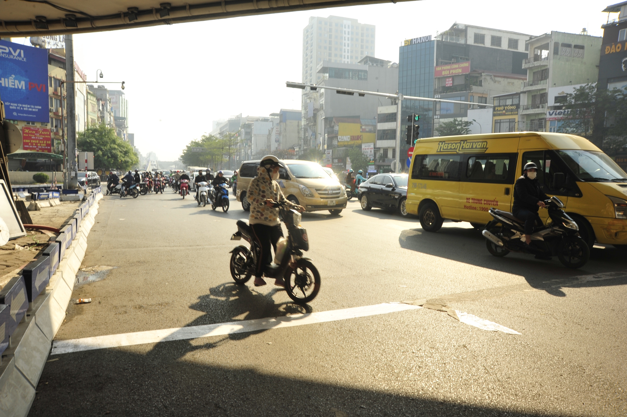 Khi đã vào làn đường buộc phải rẽ trái thì các phương tiện tham gia giao thông chỉ còn một hướng duy nhất vì đã có rào chắn cứng Khi đã vào làn đường buộc phải rẽ trái thì các phương tiện tham gia giao thông chỉ còn một hướng duy nhất vì đã có rào chắn cứng