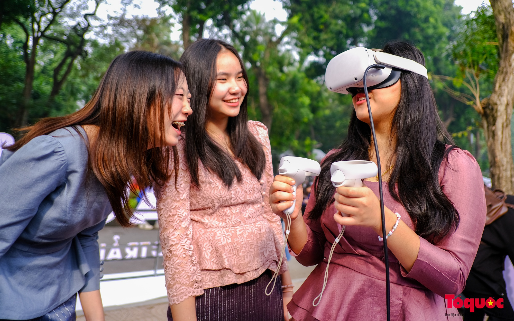 Du học sinh nước ngoài thích thú trải nghiệm khám phá “địa chỉ đỏ” bằng thực tế ảo VR360 - Ảnh 11.