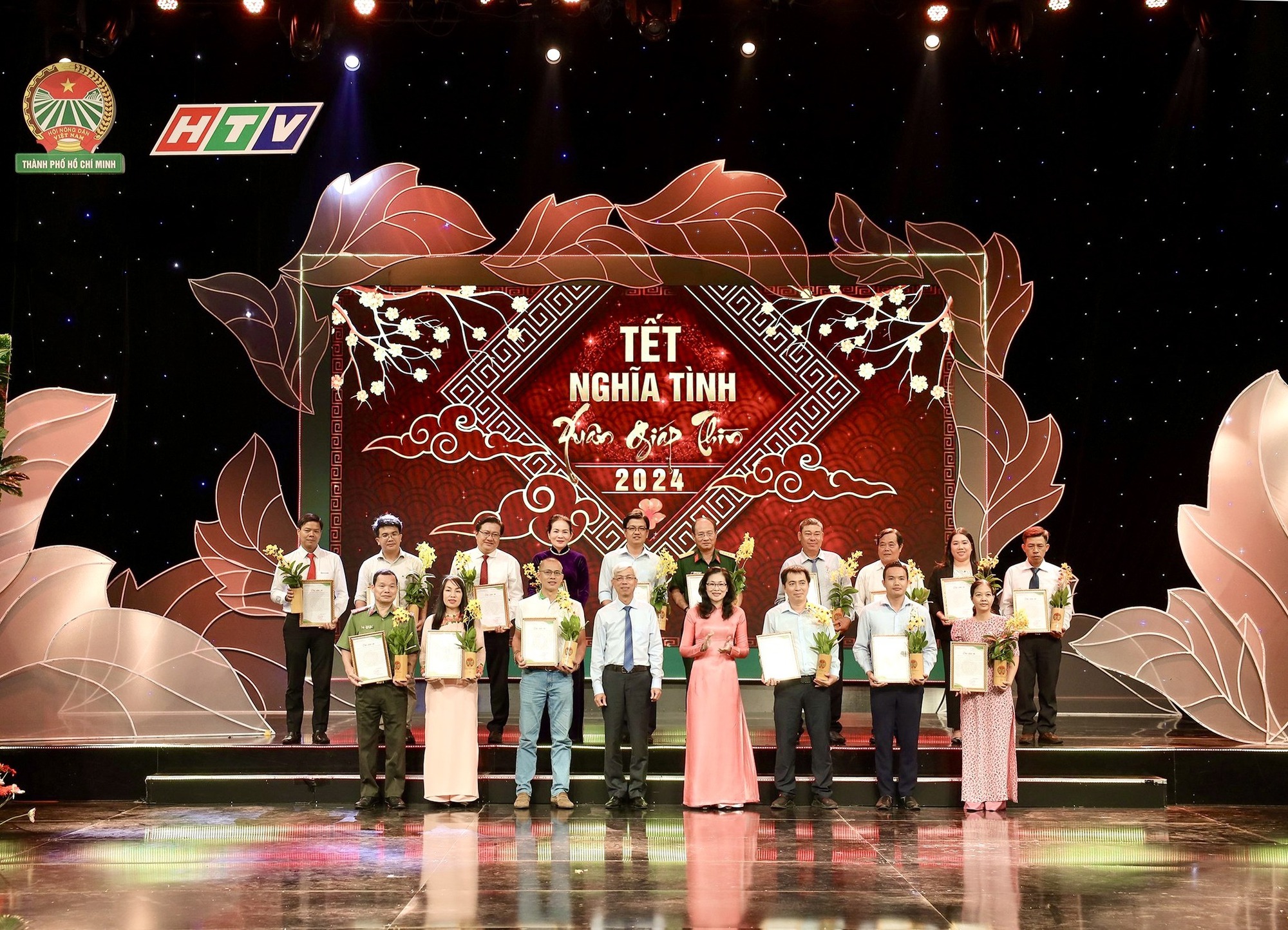 ទីក្រុងហូជីមិញរៀបចំសកម្មភាពជាច្រើនដើម្បីអបអរសាទរថ្ងៃឈប់សម្រាកសំខាន់ៗ និងព្រឹត្តិការណ៍ប្រវត្តិសាស្ត្រ និងនយោបាយសំខាន់ៗក្នុងឆ្នាំ 2024 - រូបថត ១. TP.HCM tổ chức nhiều hoạt động kỷ niệm các ngày lễ lớn, sự kiện lịch sử, chính trị quan trọng năm 2024 - Ảnh 1.