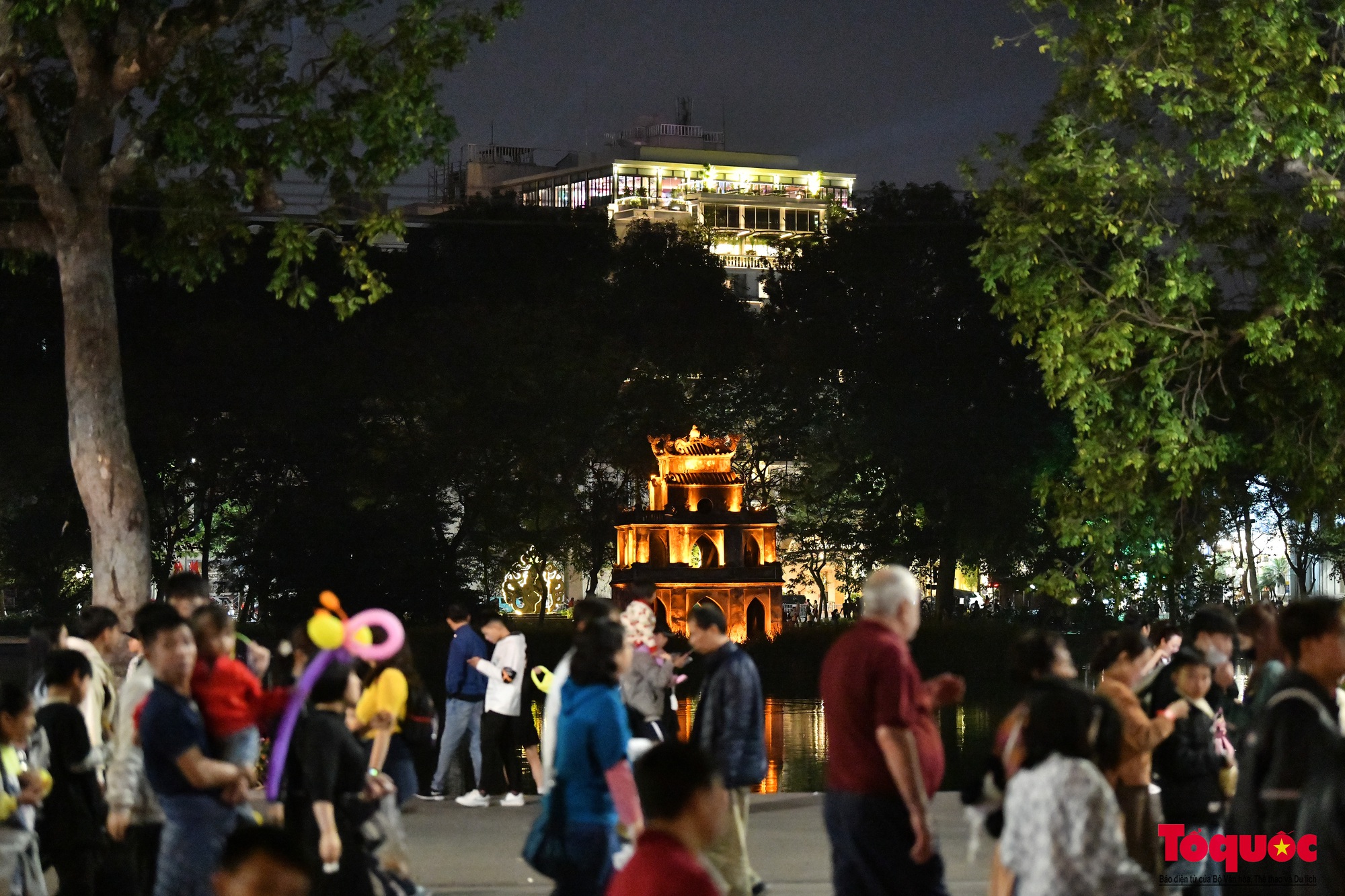 Hàng vạn người đổ về phố đi bộ Hồ Hoàn Kiếm chào đón năm mới 2024 - Ảnh 2.