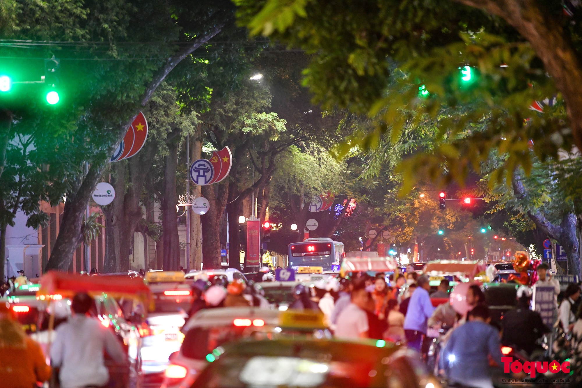 Hàng vạn người đổ về phố đi bộ Hồ Hoàn Kiếm chào đón năm mới 2024 - Ảnh 13.