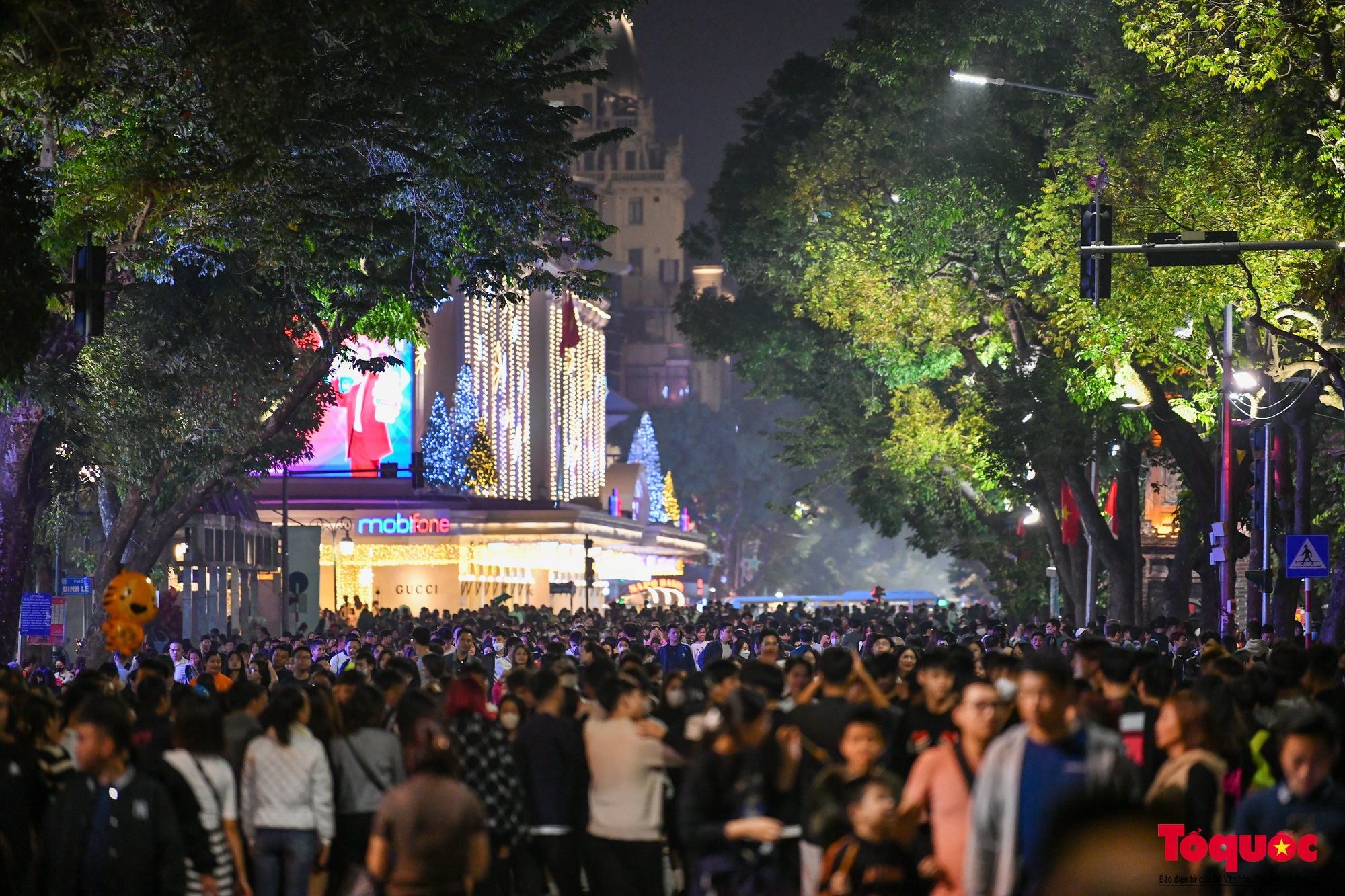 Hàng vạn người đổ về phố đi bộ Hồ Hoàn Kiếm chào đón năm mới 2024 - Ảnh 1.