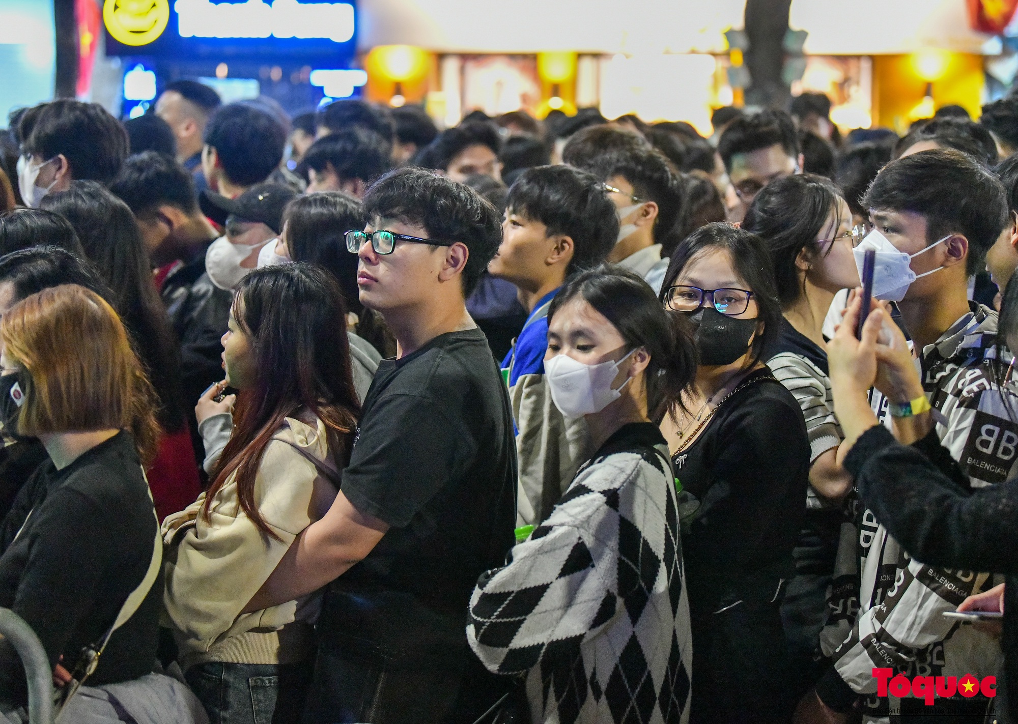 Hàng vạn người đổ về phố đi bộ Hồ Hoàn Kiếm chào đón năm mới 2024 - Ảnh 7.