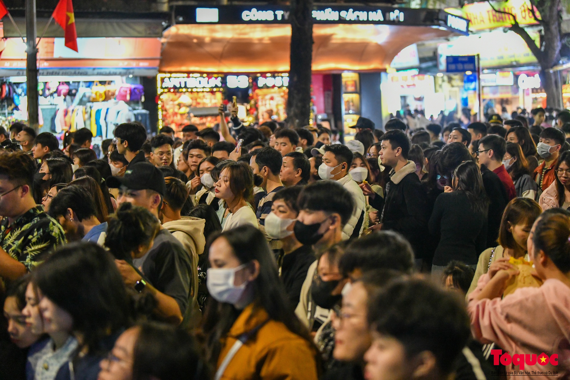 Hàng vạn người đổ về phố đi bộ Hồ Hoàn Kiếm chào đón năm mới 2024 - Ảnh 6.