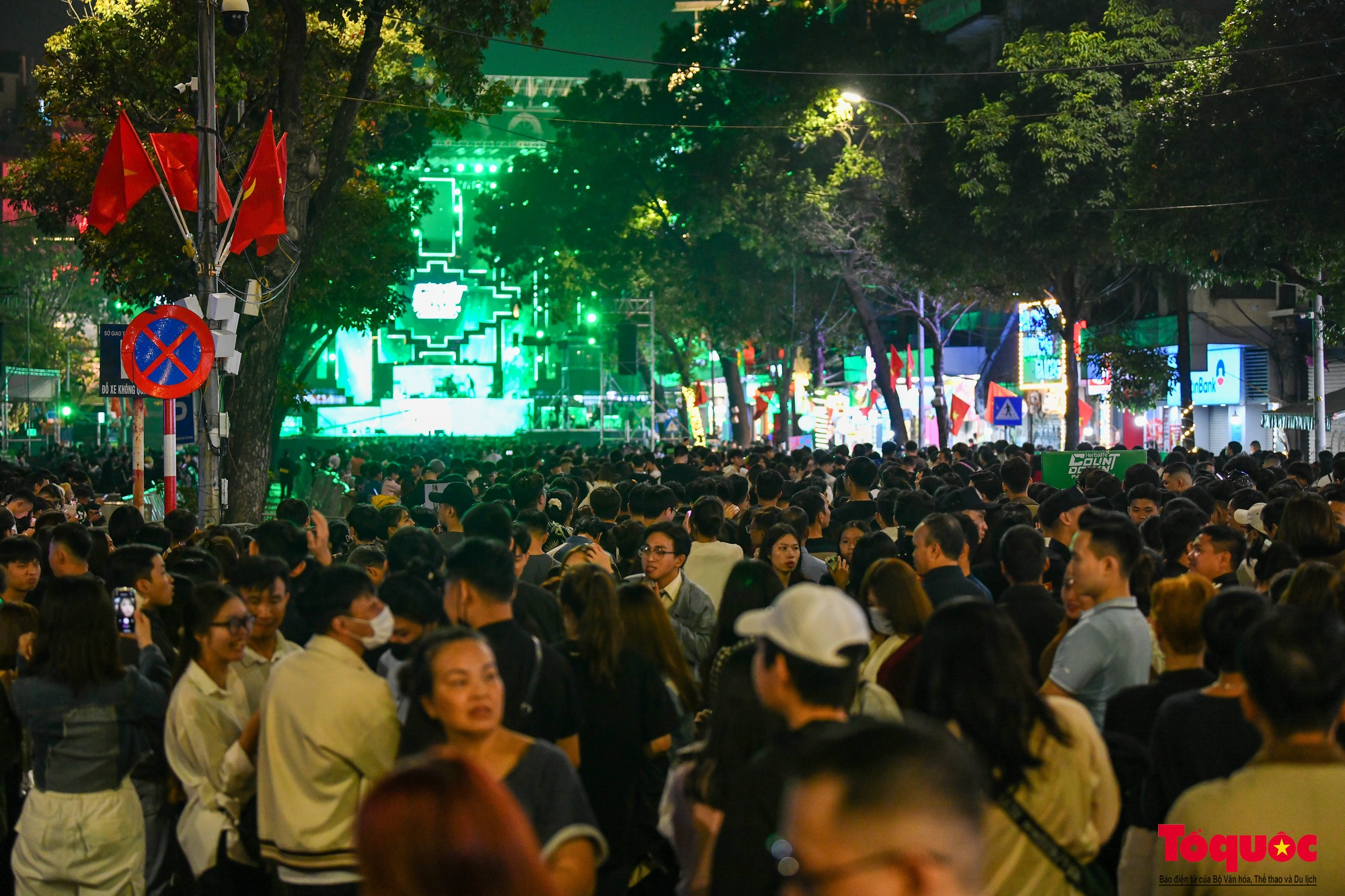 Hàng vạn người đổ về phố đi bộ Hồ Hoàn Kiếm chào đón năm mới 2024 - Ảnh 5.