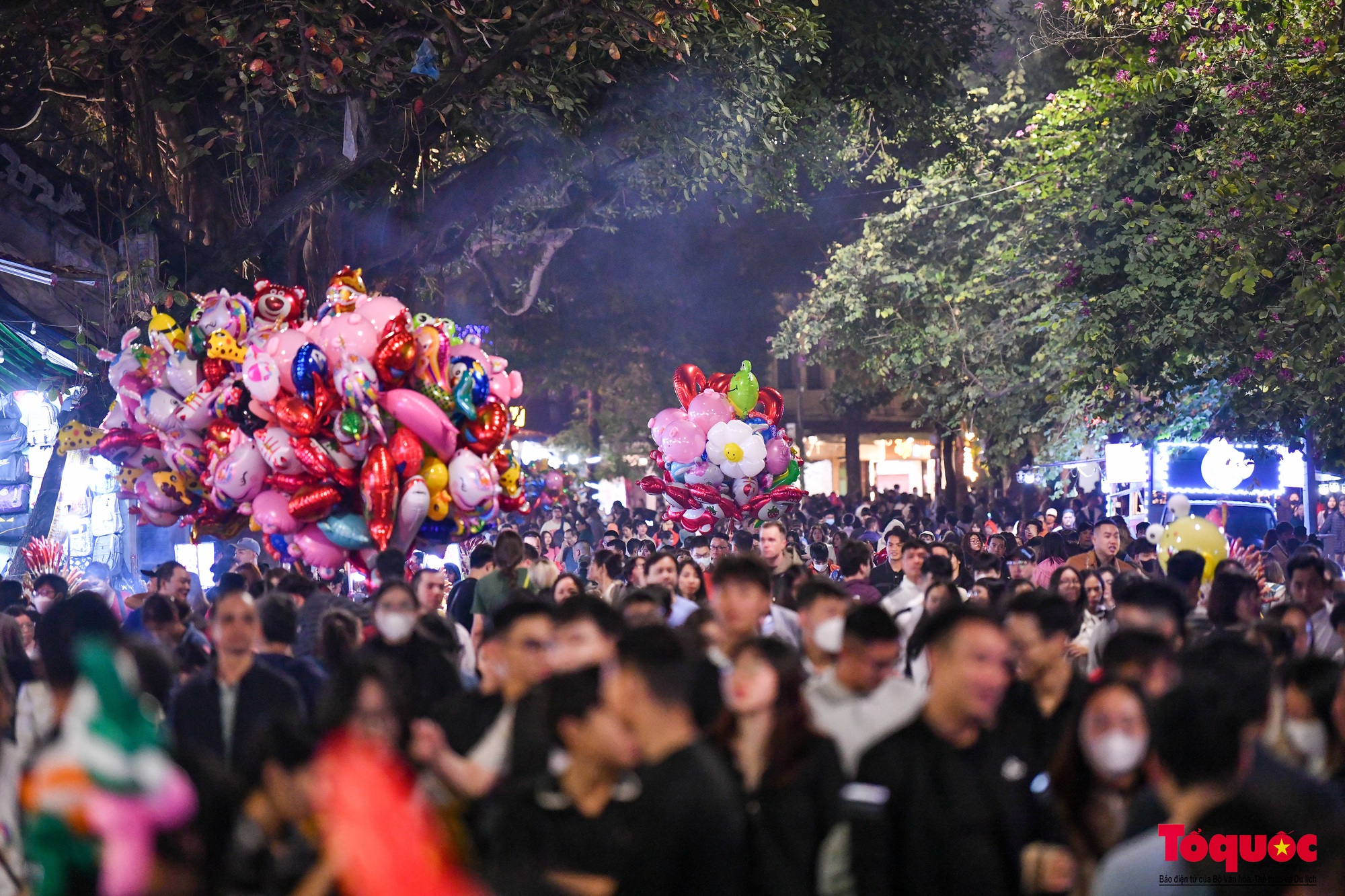 Hàng vạn người đổ về phố đi bộ Hồ Hoàn Kiếm chào đón năm mới 2024 - Ảnh 3.