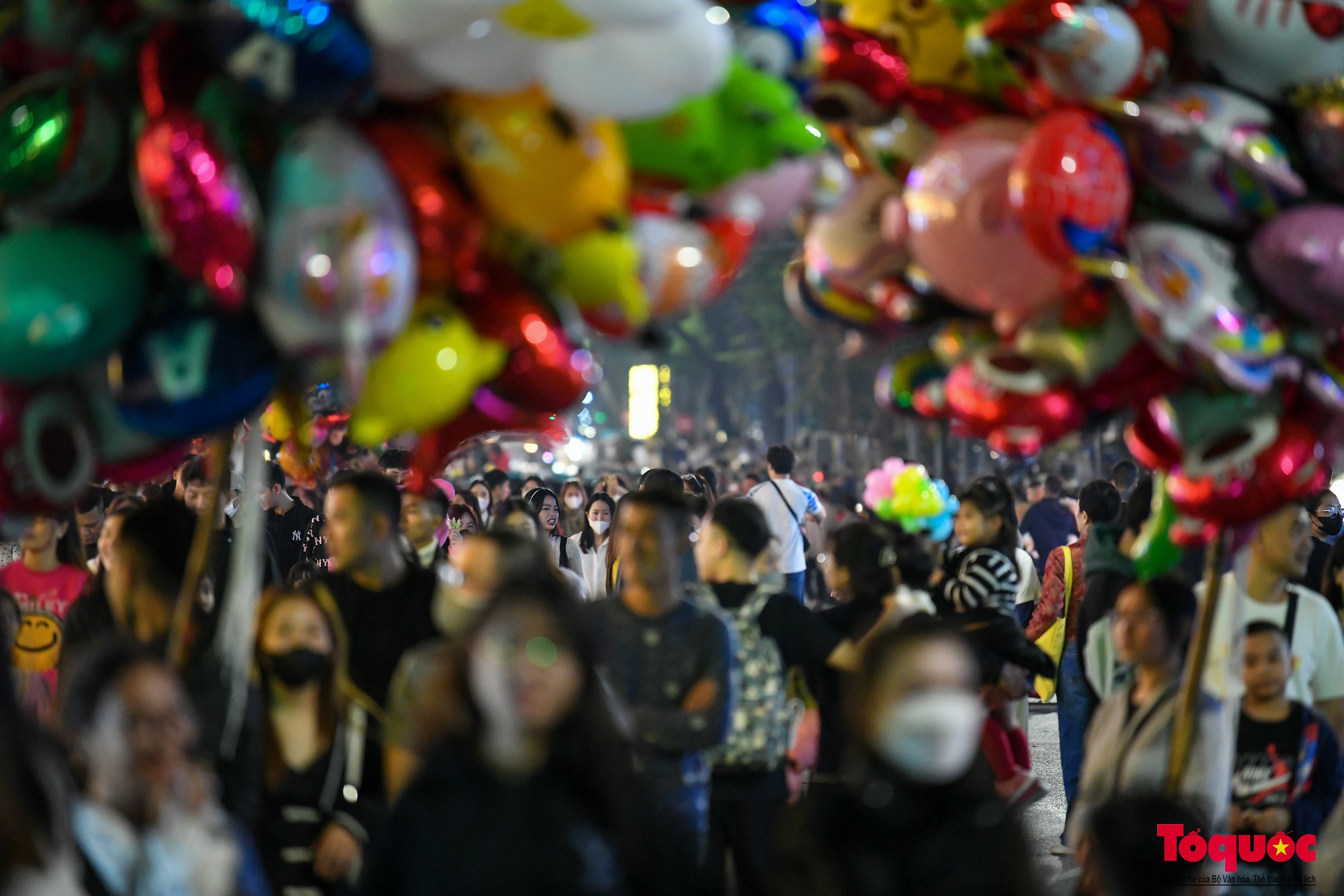 Hàng vạn người đổ về phố đi bộ Hồ Hoàn Kiếm chào đón năm mới 2024 - Ảnh 15.