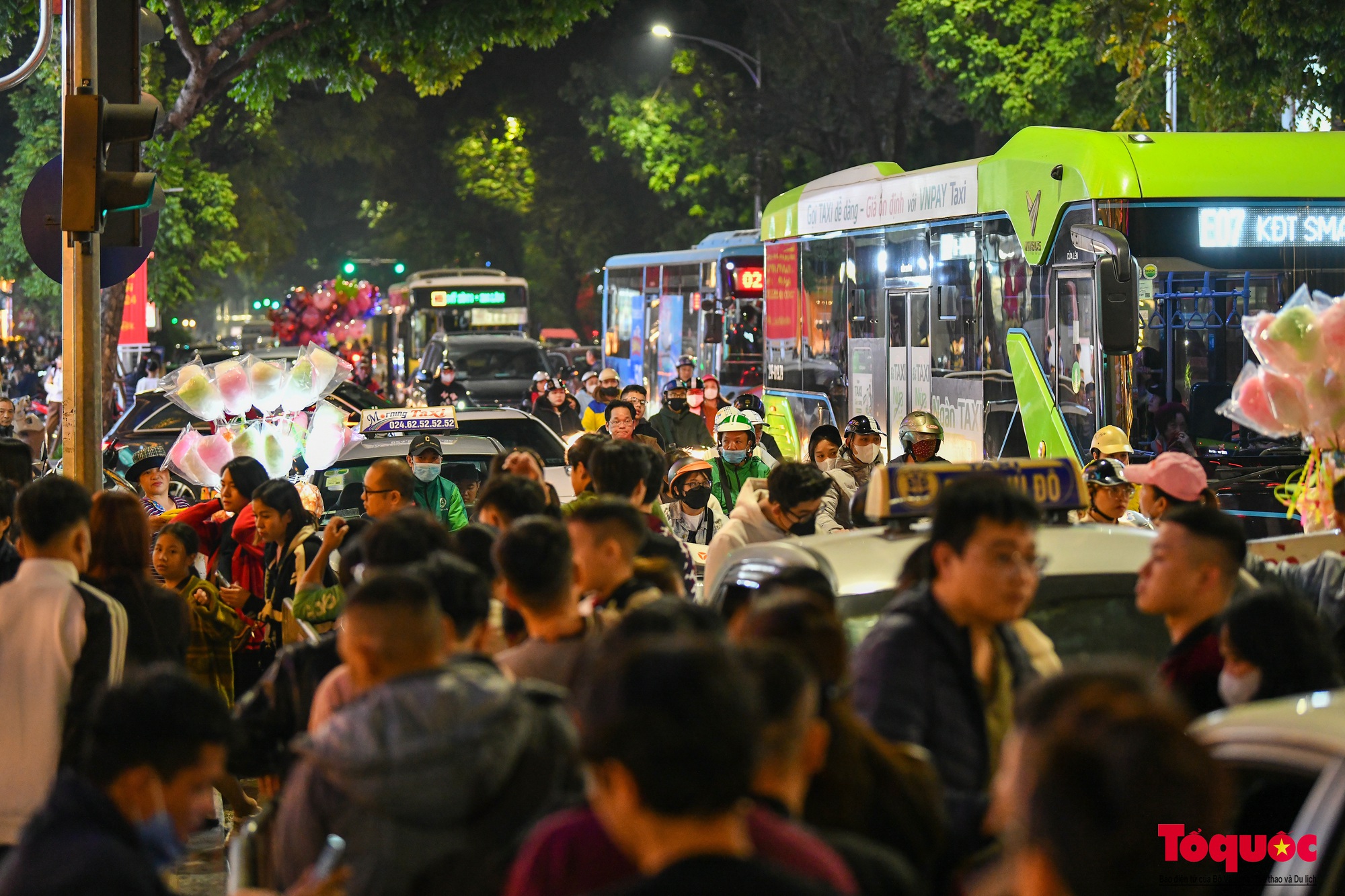 Hàng vạn người đổ về phố đi bộ Hồ Hoàn Kiếm chào đón năm mới 2024 - Ảnh 12.