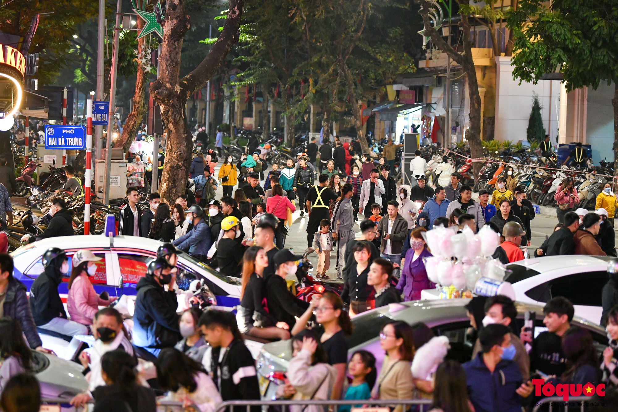 Hàng vạn người đổ về phố đi bộ Hồ Hoàn Kiếm chào đón năm mới 2024 - Ảnh 14.