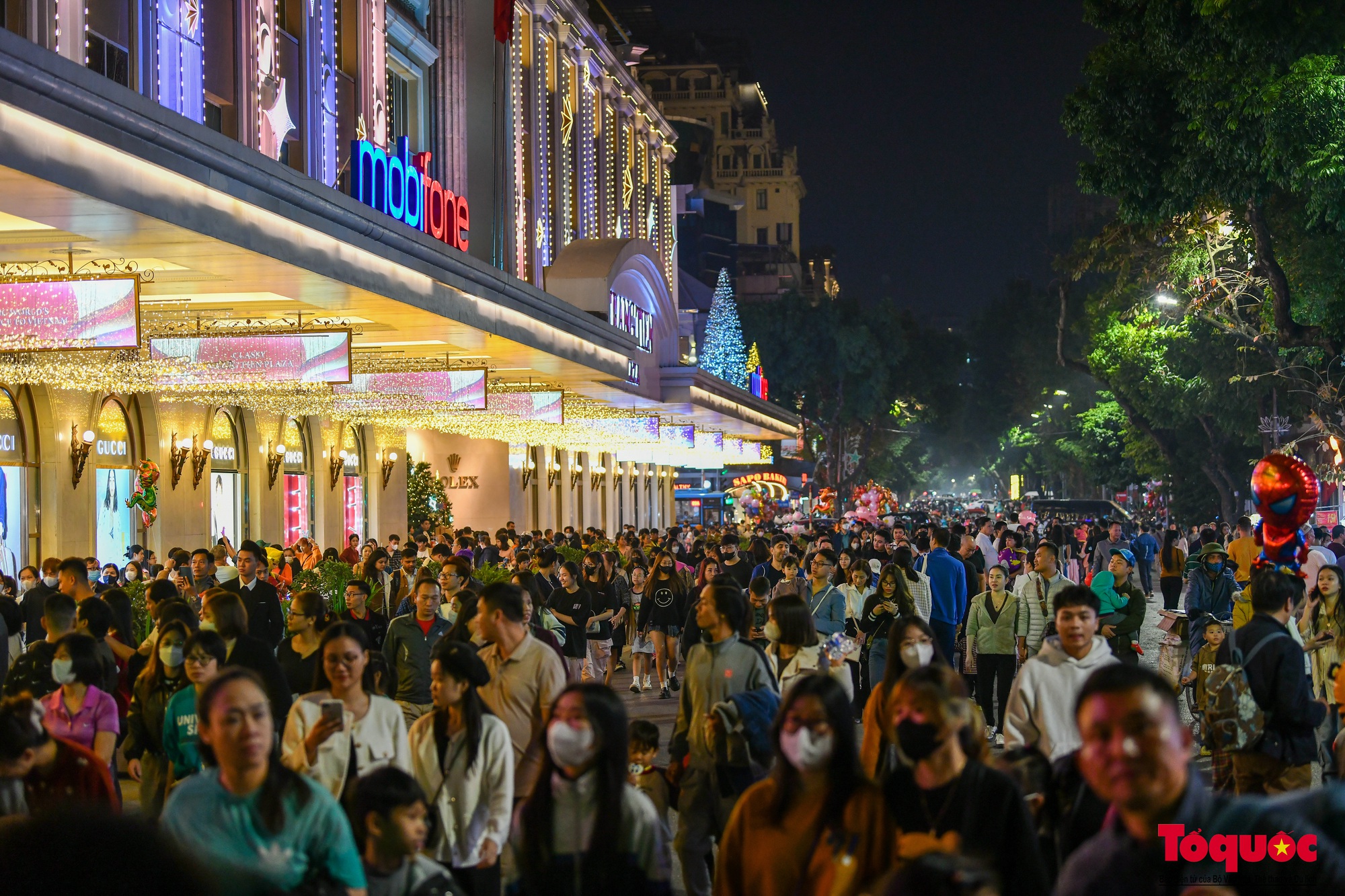 Hàng vạn người đổ về phố đi bộ Hồ Hoàn Kiếm chào đón năm mới 2024 - Ảnh 9.