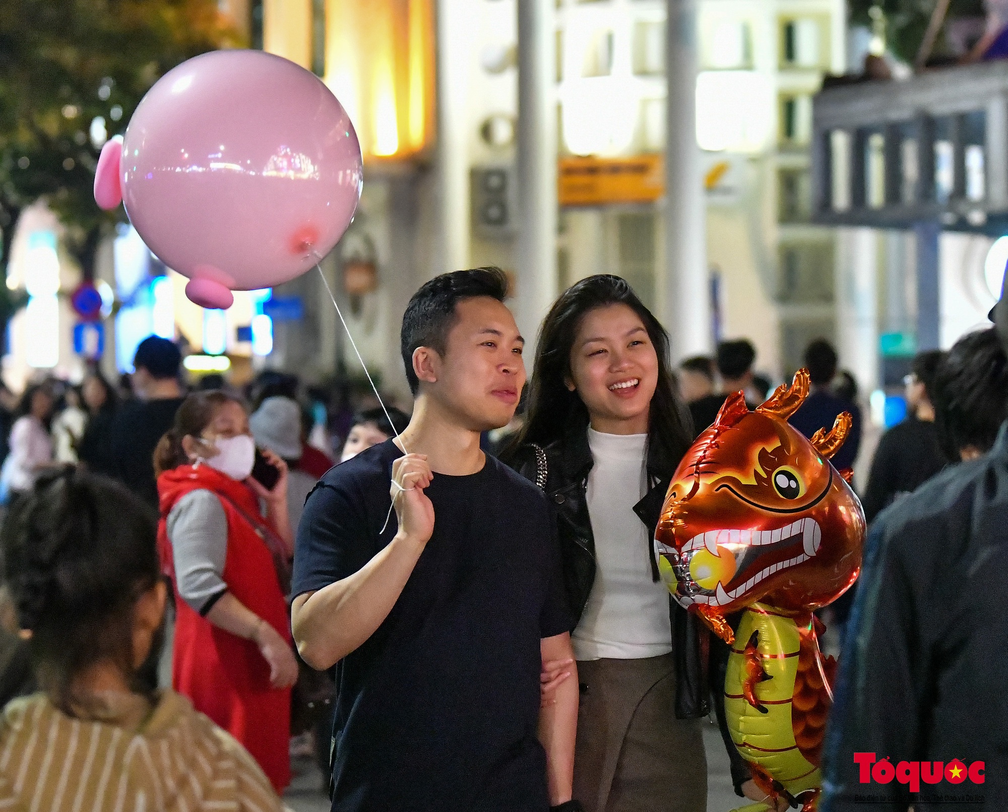 Hàng vạn người đổ về phố đi bộ Hồ Hoàn Kiếm chào đón năm mới 2024 - Ảnh 4.