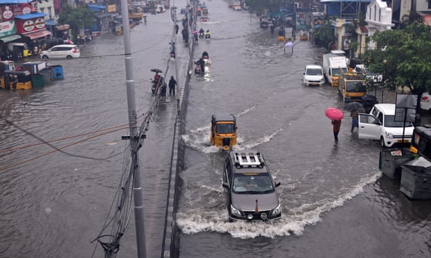 Chùm ảnh: Sân bay và đường phố biến thành sông&quot; do bão, tạo nên cảnh tượng khó tin tại quốc gia châu Á - Ảnh 2.