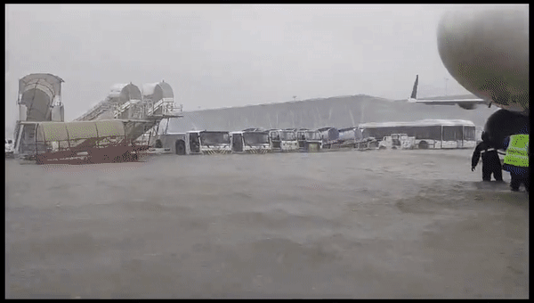 Chùm ảnh: Sân bay và đường phố biến thành sông&quot; do bão, tạo nên cảnh tượng khó tin tại quốc gia châu Á - Ảnh 4.