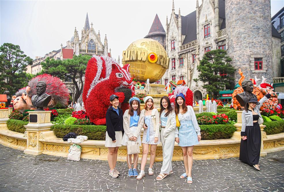 Du khách quốc tế hào hứng trải nghiệm Lễ hội mùa đông trên đỉnh Bà Nà - Ảnh 3. Du khách quốc tế hào hứng trải nghiệm Lễ hội mùa đông trên đỉnh Bà Nà - Ảnh 3.