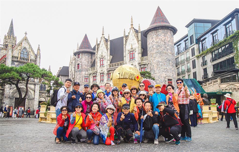 Du khách quốc tế hào hứng trải nghiệm Lễ hội mùa đông trên đỉnh Bà Nà - Ảnh 4. Du khách quốc tế hào hứng trải nghiệm Lễ hội mùa đông trên đỉnh Bà Nà - Ảnh 4.