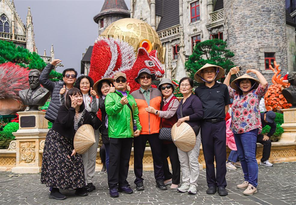 Du khách quốc tế hào hứng trải nghiệm Lễ hội mùa đông trên đỉnh Bà Nà - Ảnh 5. Du khách quốc tế hào hứng trải nghiệm Lễ hội mùa đông trên đỉnh Bà Nà - Ảnh 5.