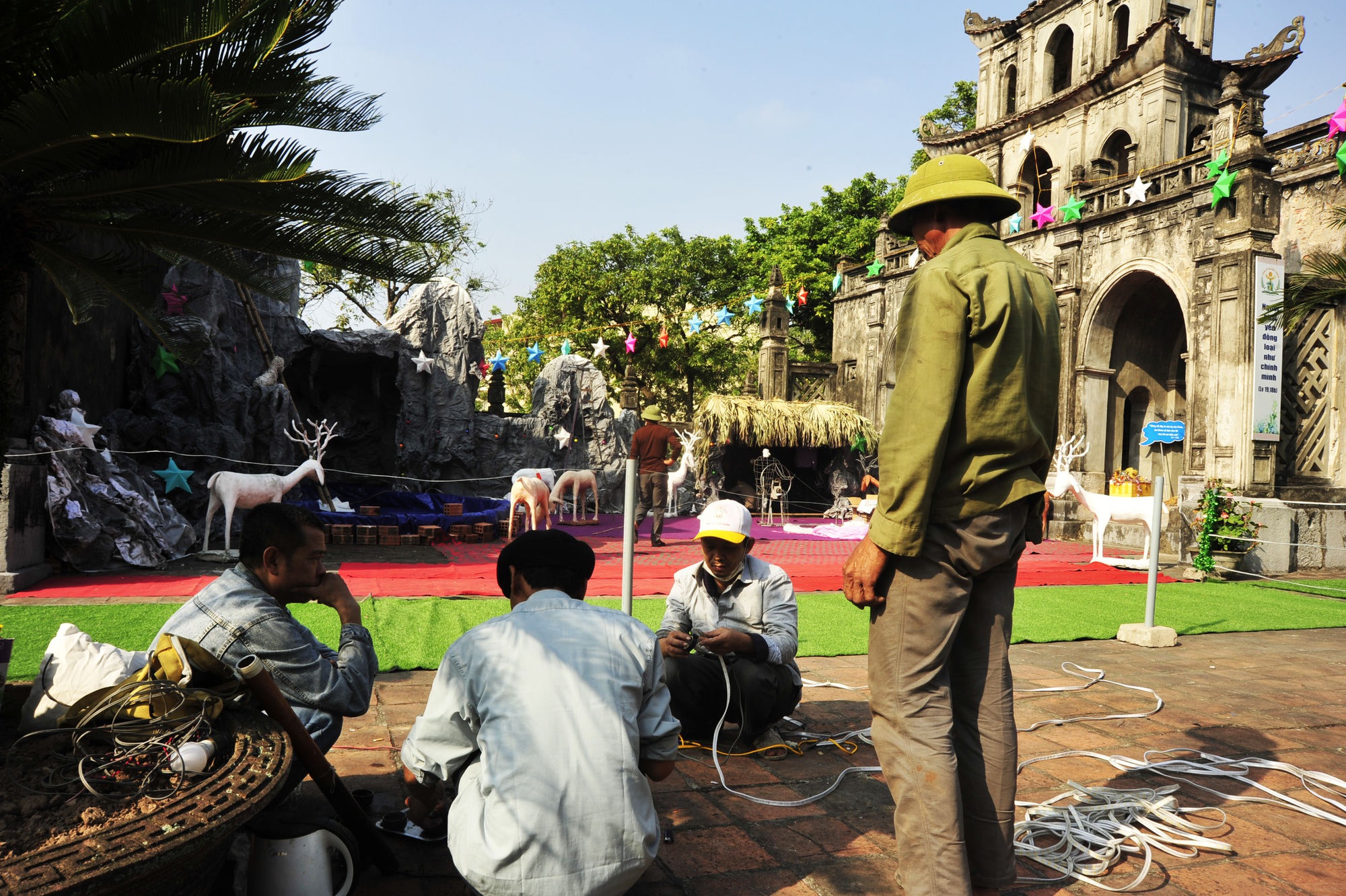 Bà con giáo dân tham gia vào công việc chung