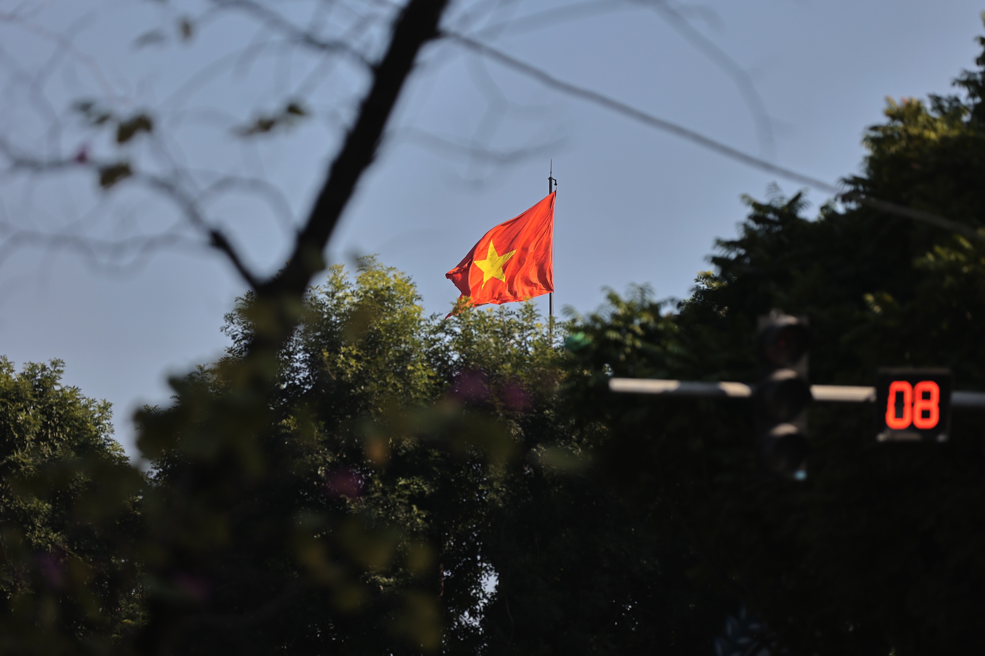 Đường phố Hà Nội rực rỡ cờ hoa mừng kỷ niệm 93 năm thành lập Đảng Cộng Sản Việt Nam - Ảnh 17.