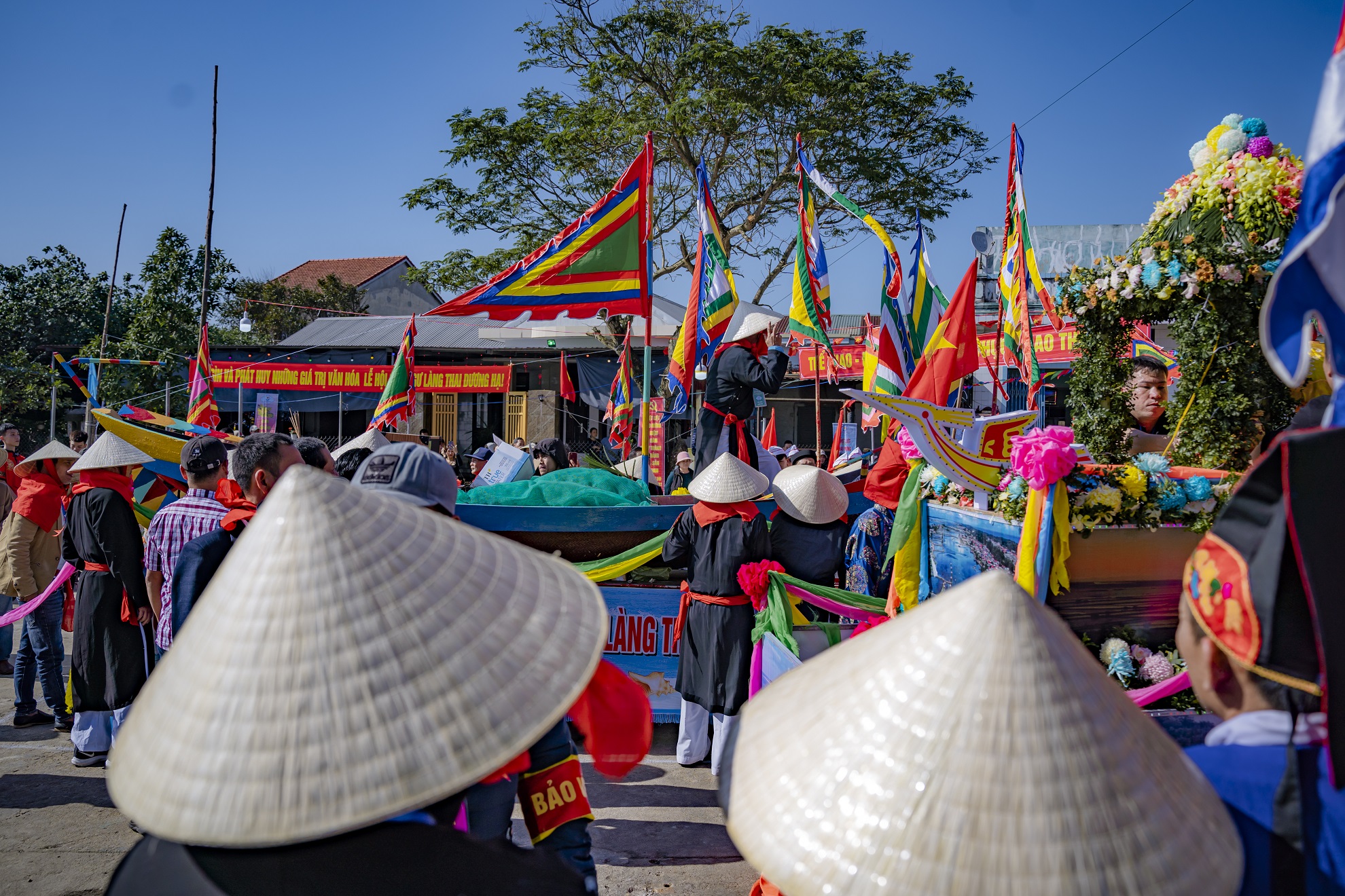 Sôi nổi lễ hội cầu ngư của người dân miền biển Thừa Thiên Huế - Ảnh 7.