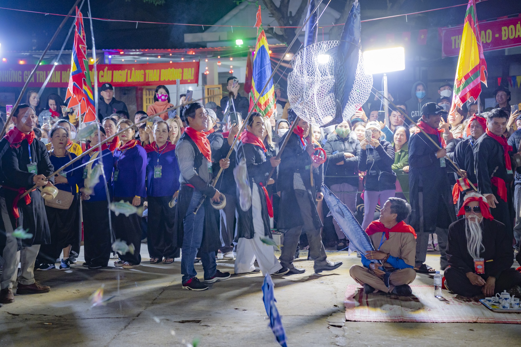Sôi nổi lễ hội cầu ngư của người dân miền biển Thừa Thiên Huế - Ảnh 9.
