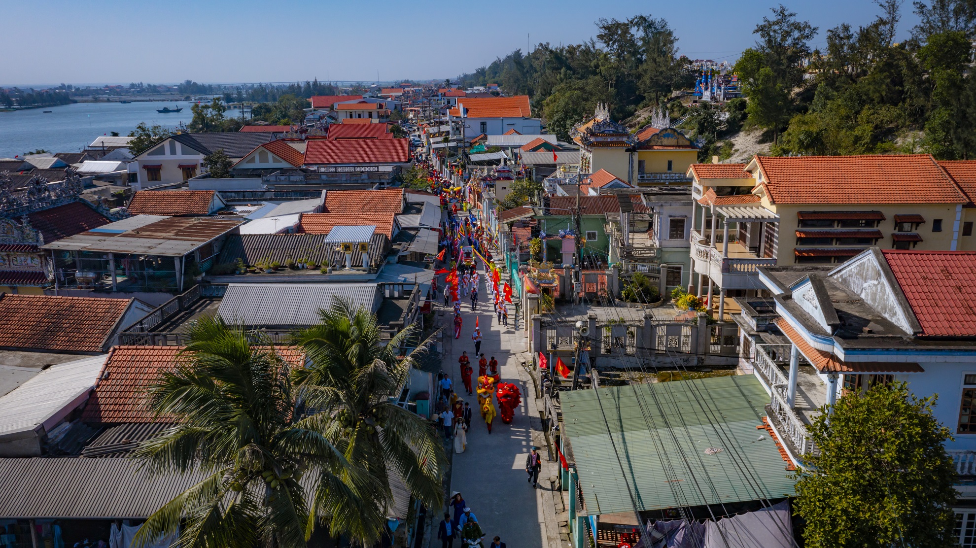 Sôi nổi lễ hội cầu ngư của người dân miền biển Thừa Thiên Huế - Ảnh 3.
