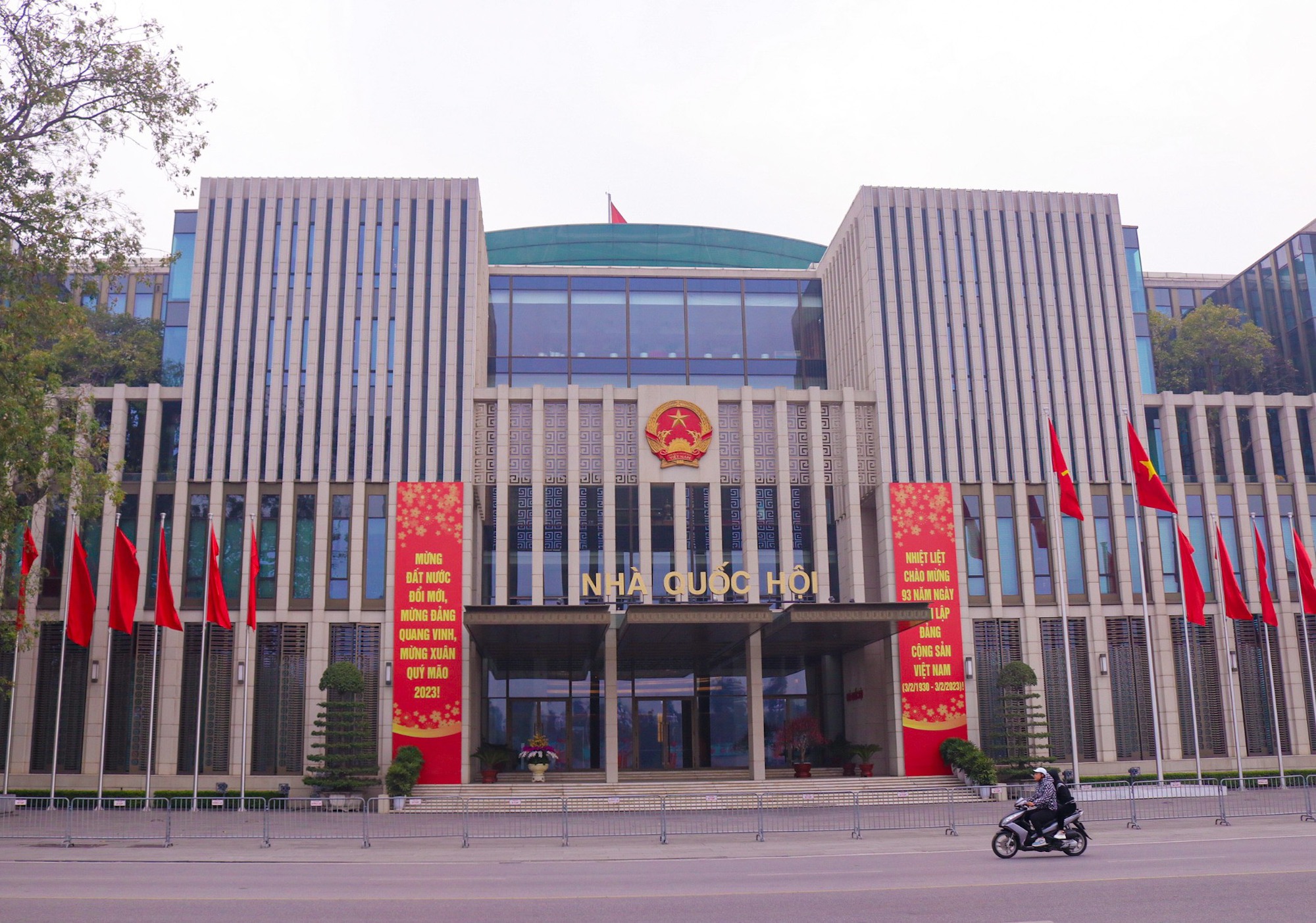 Đường phố Hà Nội rực rỡ cờ hoa mừng kỷ niệm 93 năm thành lập Đảng Cộng Sản Việt Nam - Ảnh 3.