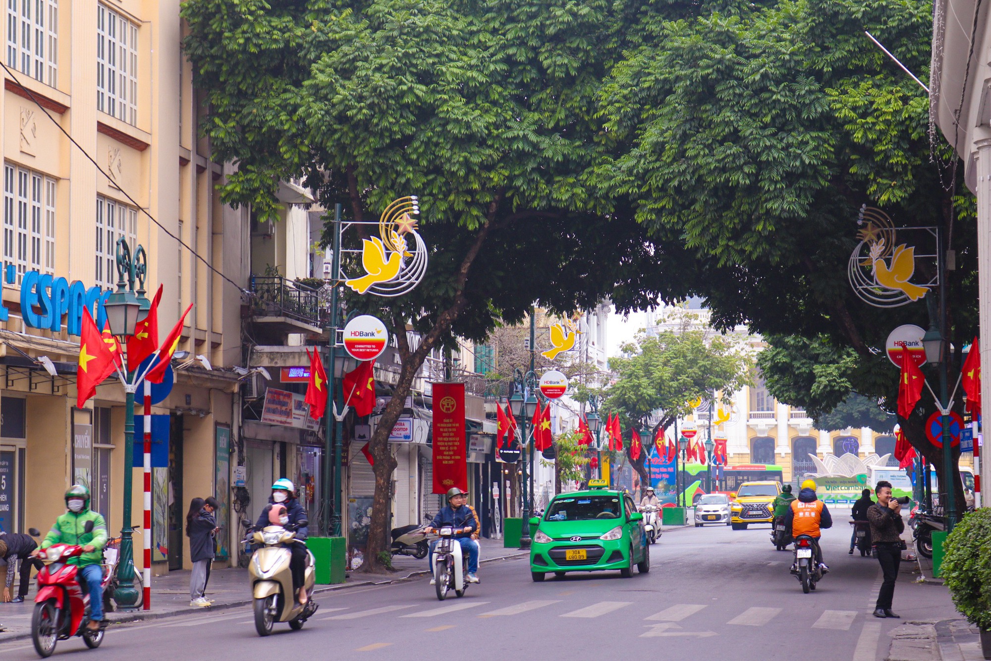 Đường phố Hà Nội rực rỡ cờ hoa mừng kỷ niệm 93 năm thành lập Đảng Cộng Sản Việt Nam - Ảnh 10.