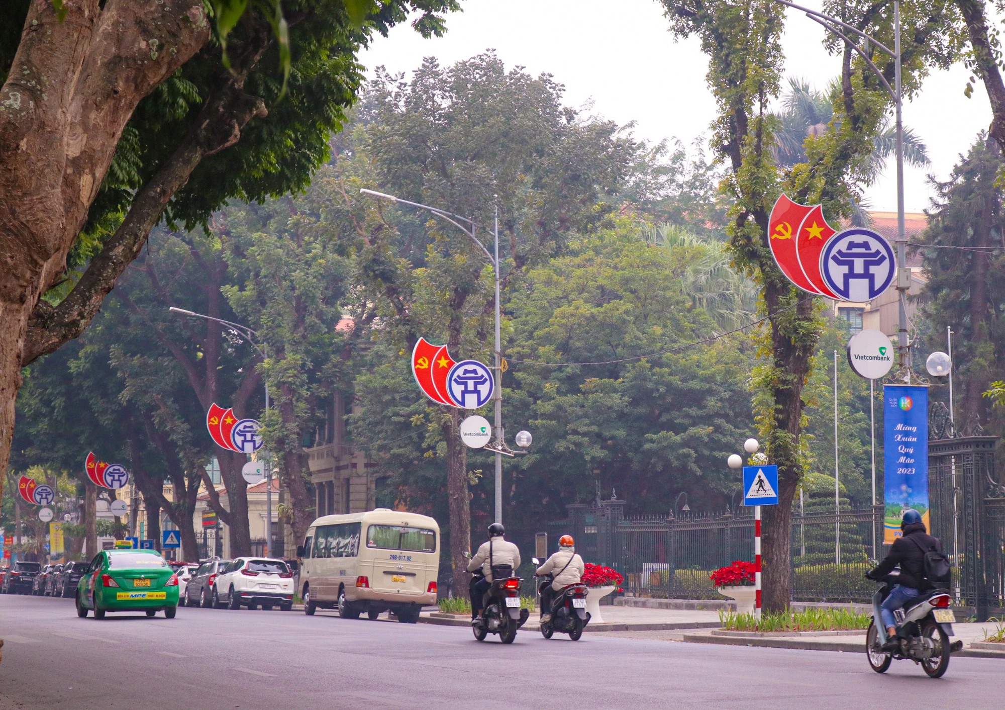 Đường phố Hà Nội rực rỡ cờ hoa mừng kỷ niệm 93 năm thành lập Đảng Cộng Sản Việt Nam - Ảnh 12.