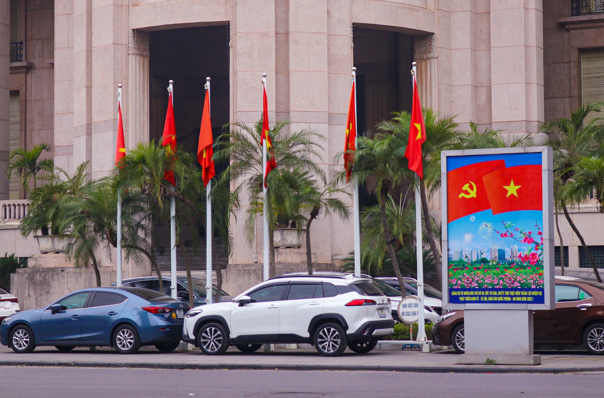 Đường phố Hà Nội rực rỡ cờ hoa mừng kỷ niệm 93 năm thành lập Đảng Cộng Sản Việt Nam - Ảnh 13.