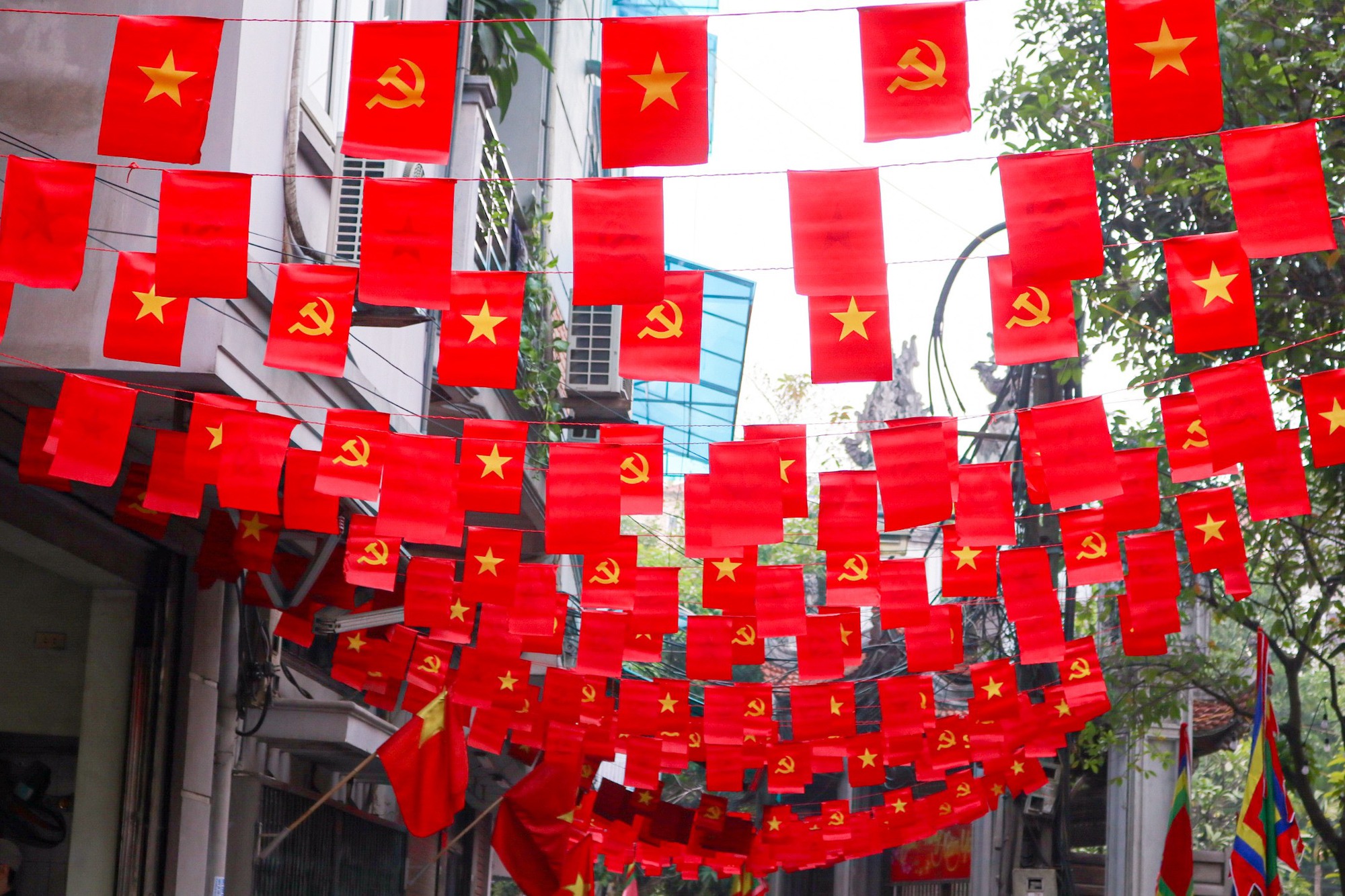 Đường phố Hà Nội rực rỡ cờ hoa mừng kỷ niệm 93 năm thành lập Đảng Cộng Sản Việt Nam - Ảnh 11.