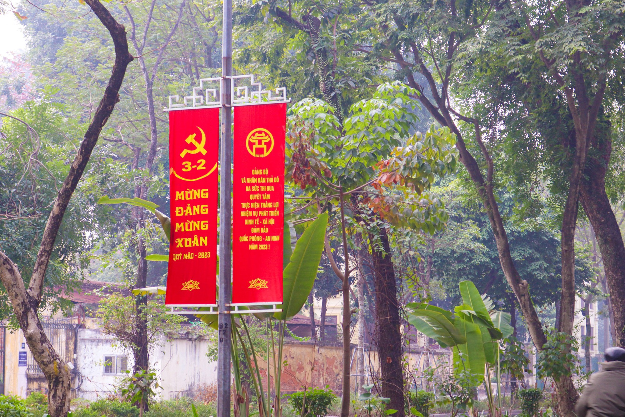 Đường phố Hà Nội rực rỡ cờ hoa mừng kỷ niệm 93 năm thành lập Đảng Cộng Sản Việt Nam - Ảnh 6.