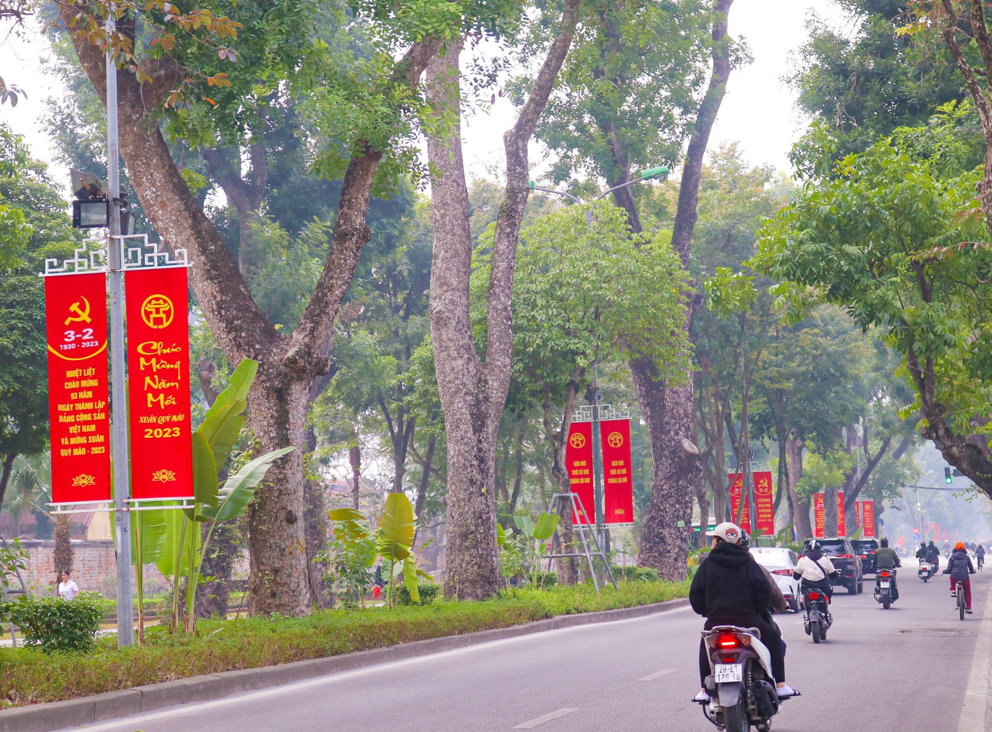 Đường phố Hà Nội rực rỡ cờ hoa mừng kỷ niệm 93 năm thành lập Đảng Cộng Sản Việt Nam - Ảnh 5.