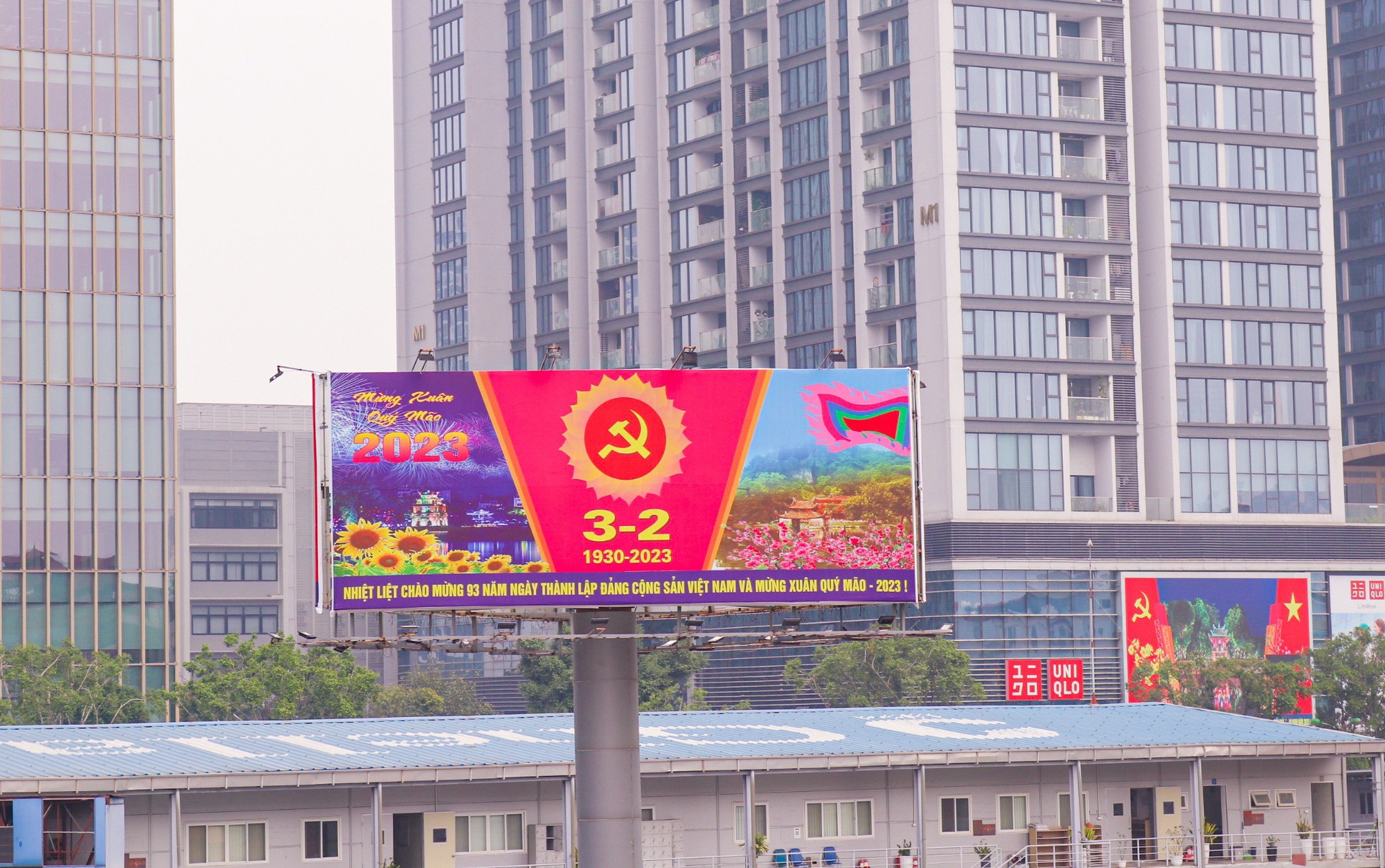 Đường phố Hà Nội rực rỡ cờ hoa mừng kỷ niệm 93 năm thành lập Đảng Cộng Sản Việt Nam - Ảnh 8.