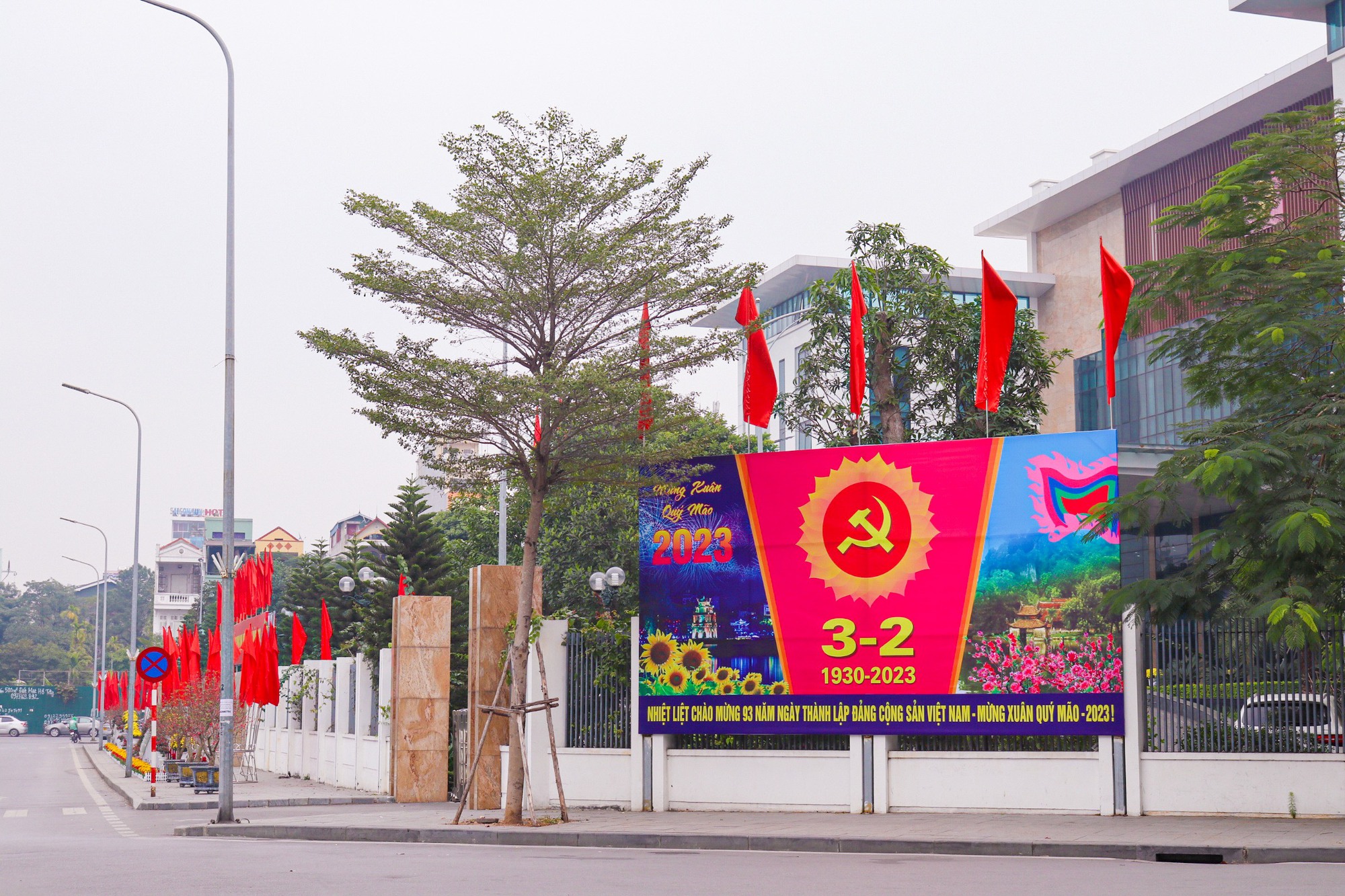 Đường phố Hà Nội rực rỡ cờ hoa mừng kỷ niệm 93 năm thành lập Đảng Cộng Sản Việt Nam - Ảnh 1.