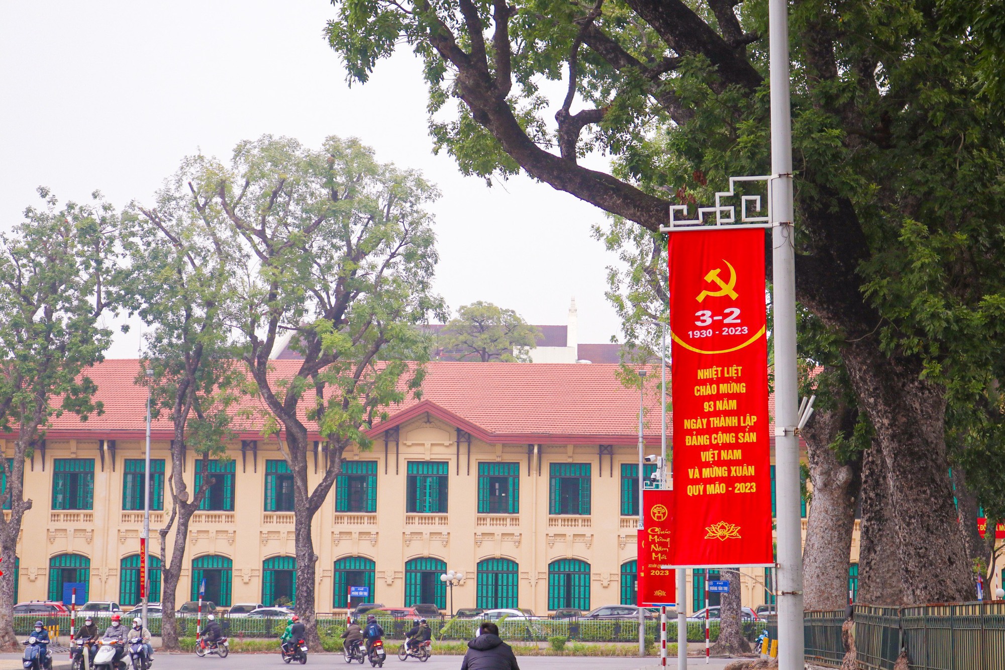 Đường phố Hà Nội rực rỡ cờ hoa mừng kỷ niệm 93 năm thành lập Đảng Cộng Sản Việt Nam - Ảnh 4.