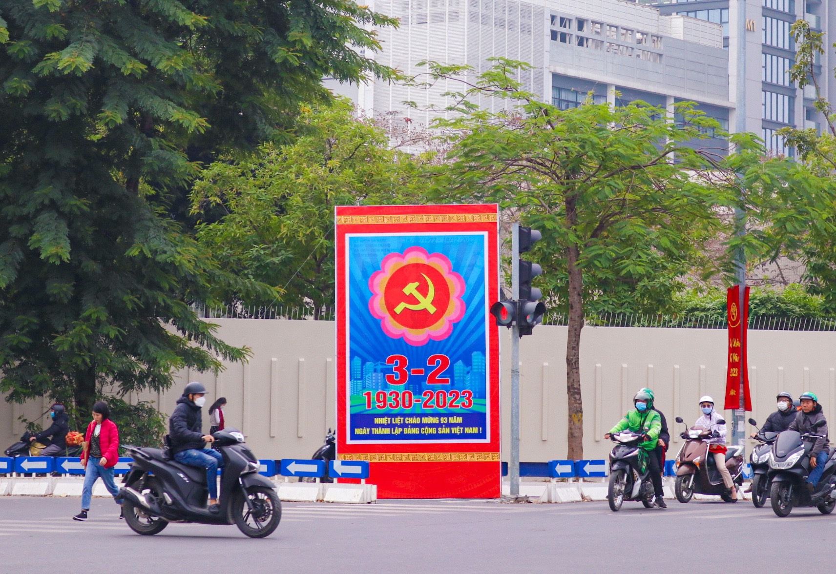 Đường phố Hà Nội rực rỡ cờ hoa mừng kỷ niệm 93 năm thành lập Đảng Cộng Sản Việt Nam - Ảnh 7.